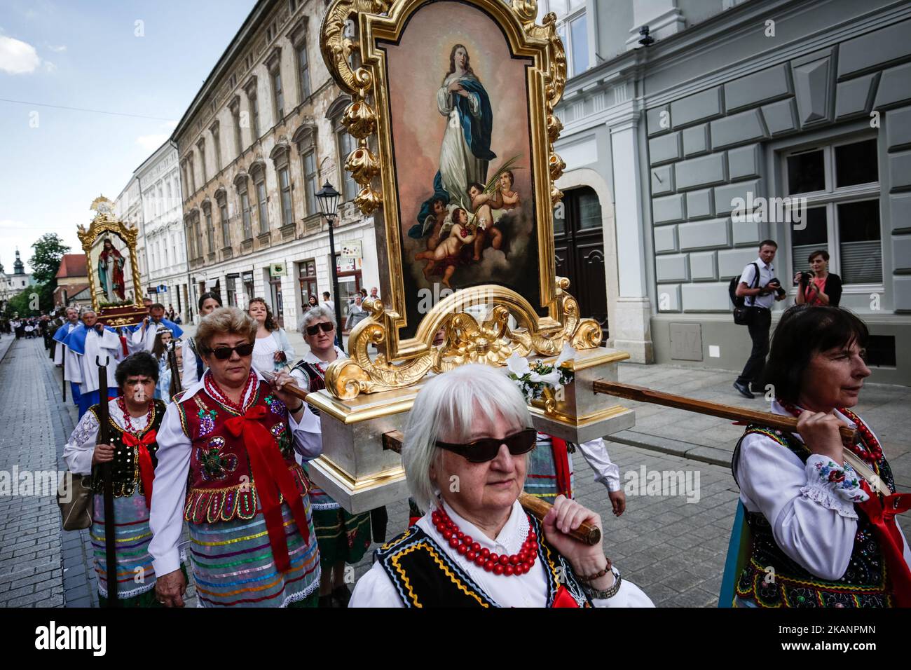 Jedes Jahr, 60 Tage nach Ostern, geht die katholische Prozession während des Fronleichnamsfestes durch die Straßen Krakaus. Traditionell nehmen Katholiken nach der Messe an einer Prozession durch die Straßen eines Viertels in der Nähe ihrer Pfarrei Teil. Die Eucharistie, auch als Allerheiligtes Sakrament bekannt, wird in einer Monstranz, einem Ostensorium, platziert und wird während der Prozession von einem Mitglied des Klerus hochgehalten. Nach der Prozession kehren die Gemeindemitglieder zur Segnung in die Kirche zurück. Fronleichnam ist ein Feiertag in Polen. Am Donnerstag, den 15. Juni 2017, in Krakau, Polen (Foto: Jakub Wlodek/NurP Stockfoto