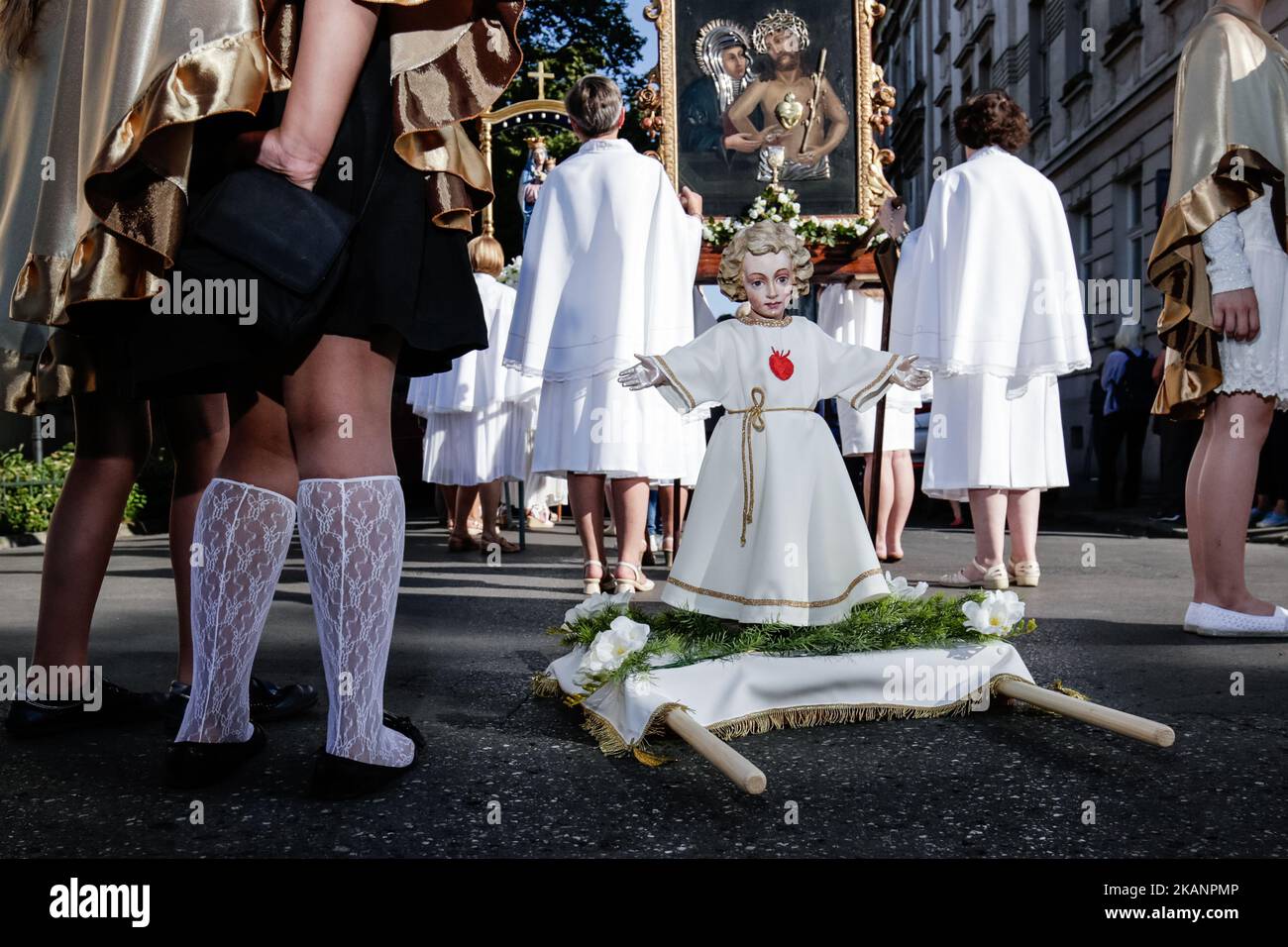 Jedes Jahr, 60 Tage nach Ostern, geht die katholische Prozession während des Fronleichnamsfestes durch die Straßen Krakaus. Traditionell nehmen Katholiken nach der Messe an einer Prozession durch die Straßen eines Viertels in der Nähe ihrer Pfarrei Teil. Die Eucharistie, auch als Allerheiligtes Sakrament bekannt, wird in einer Monstranz, einem Ostensorium, platziert und wird während der Prozession von einem Mitglied des Klerus hochgehalten. Nach der Prozession kehren die Gemeindemitglieder zur Segnung in die Kirche zurück. Fronleichnam ist ein Feiertag in Polen. Am Donnerstag, den 15. Juni 2017, in Krakau, Polen (Foto: Jakub Wlodek/NurP Stockfoto
