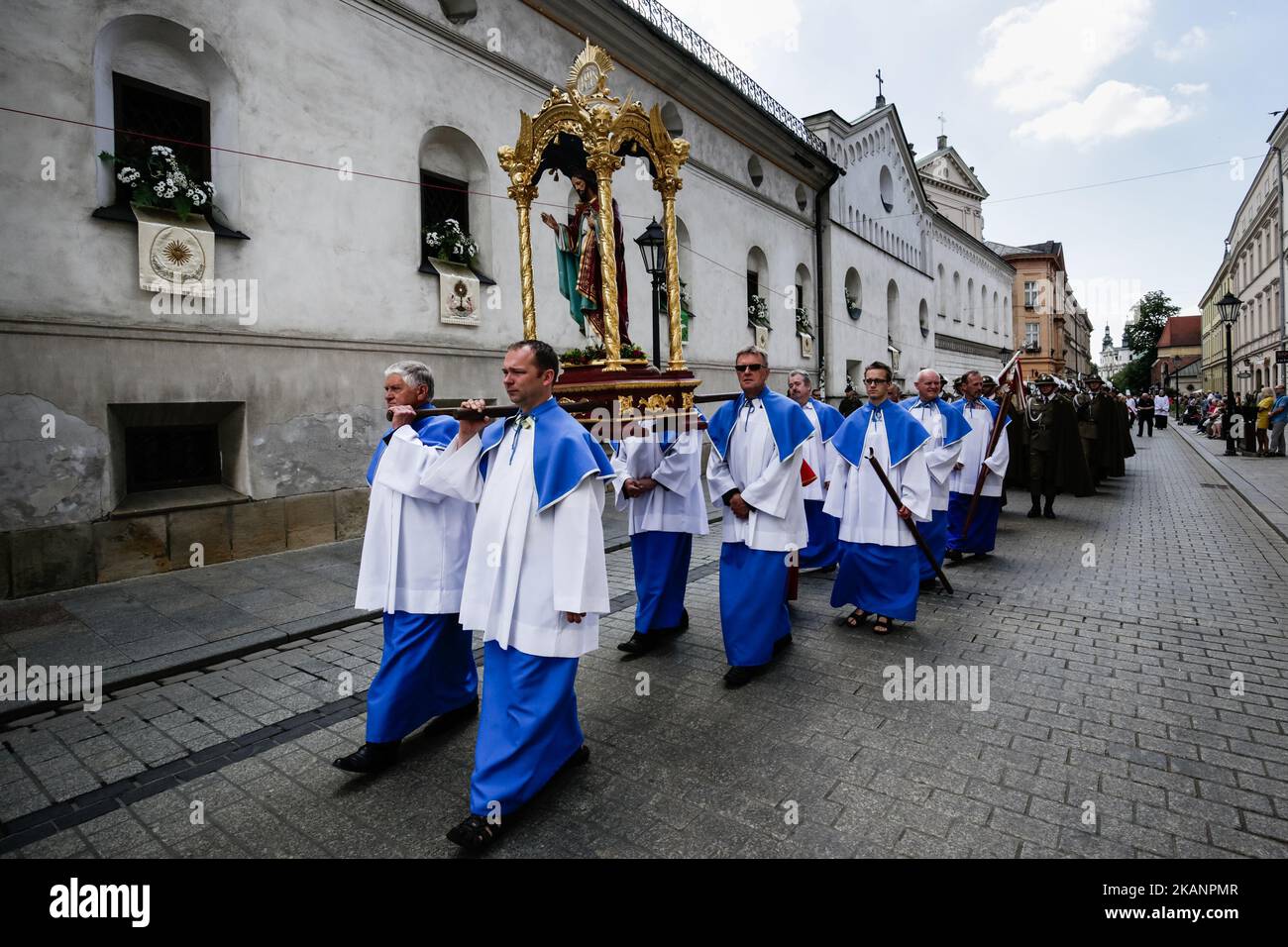 Jedes Jahr, 60 Tage nach Ostern, geht die katholische Prozession während des Fronleichnamsfestes durch die Straßen Krakaus. Traditionell nehmen Katholiken nach der Messe an einer Prozession durch die Straßen eines Viertels in der Nähe ihrer Pfarrei Teil. Die Eucharistie, auch als Allerheiligtes Sakrament bekannt, wird in einer Monstranz, einem Ostensorium, platziert und wird während der Prozession von einem Mitglied des Klerus hochgehalten. Nach der Prozession kehren die Gemeindemitglieder zur Segnung in die Kirche zurück. Fronleichnam ist ein Feiertag in Polen. Am Donnerstag, den 15. Juni 2017, in Krakau, Polen (Foto: Jakub Wlodek/NurP Stockfoto