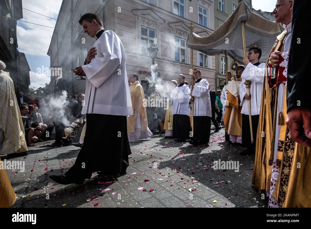 Jedes Jahr, 60 Tage nach Ostern, geht die katholische Prozession während des Fronleichnamsfestes durch die Straßen Krakaus. Traditionell nehmen Katholiken nach der Messe an einer Prozession durch die Straßen eines Viertels in der Nähe ihrer Pfarrei Teil. Die Eucharistie, auch als Allerheiligtes Sakrament bekannt, wird in einer Monstranz, einem Ostensorium, platziert und wird während der Prozession von einem Mitglied des Klerus hochgehalten. Nach der Prozession kehren die Gemeindemitglieder zur Segnung in die Kirche zurück. Fronleichnam ist ein Feiertag in Polen. Am Donnerstag, den 15. Juni 2017, in Krakau, Polen (Foto: Jakub Wlodek/NurP Stockfoto