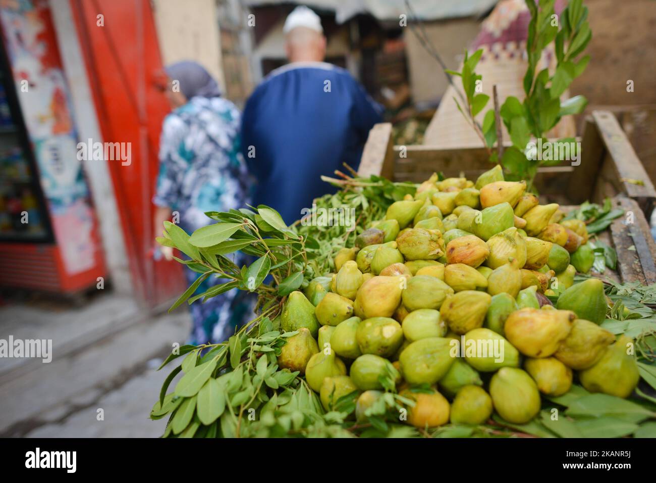 Grüne Feigen zum Verkauf in Fes Medina. Eine Szene aus dem Alltag in Fes während des Ramadan 2017. Am Samstag, den 17. Juni 2017, in Fes, Marokko. (Foto von Artur Widak/NurPhoto) *** Bitte nutzen Sie die Gutschrift aus dem Kreditfeld *** Stockfoto