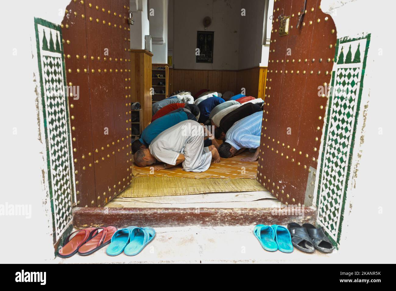 Männer, die in einem kleinen Moskiton in Fes Medina beten. Eine Szene aus dem Alltag in Fes während des Ramadan 2017. Am Samstag, den 17. Juni 2017, in Fes, Marokko. (Foto von Artur Widak/NurPhoto) *** Bitte nutzen Sie die Gutschrift aus dem Kreditfeld *** Stockfoto