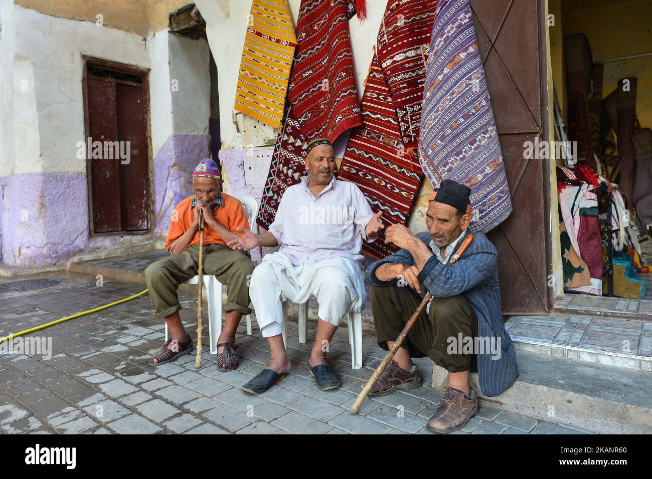 Drei Einheimische unterhalten sich in einer der vielen kleinen Straßen in Fes Medina. Eine Szene aus dem Alltag in Fes während des Ramadan 2017. Am Samstag, den 17. Juni 2017, in Fes, Marokko. (Foto von Artur Widak/NurPhoto) *** Bitte nutzen Sie die Gutschrift aus dem Kreditfeld *** Stockfoto