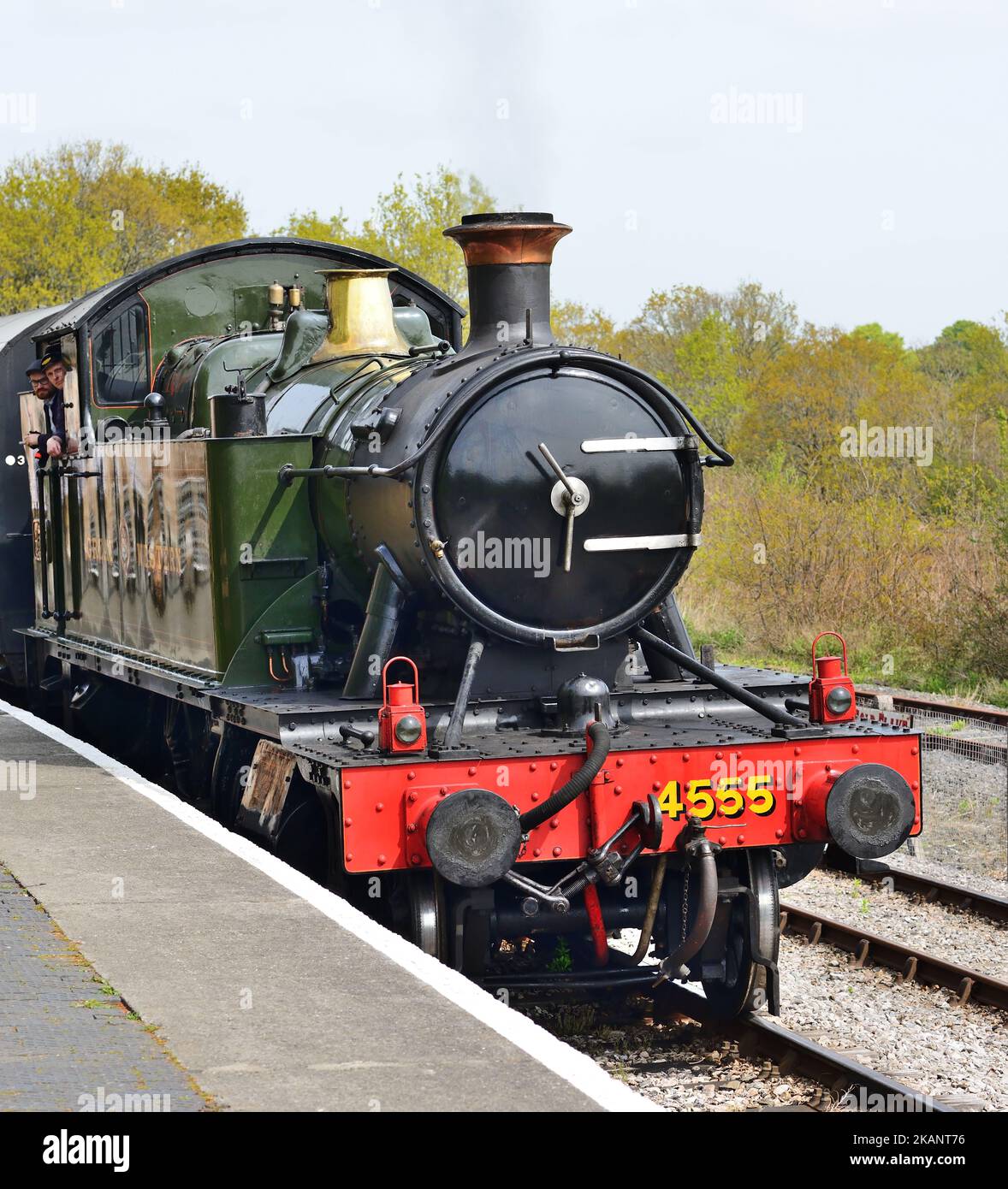 GWR 4500 Baureihe 2-6-2 Panzerlokomotive Nr. 4555 bei Ankunft am Bahnhof Totnes Riverside auf der South Devon Railway. Stockfoto