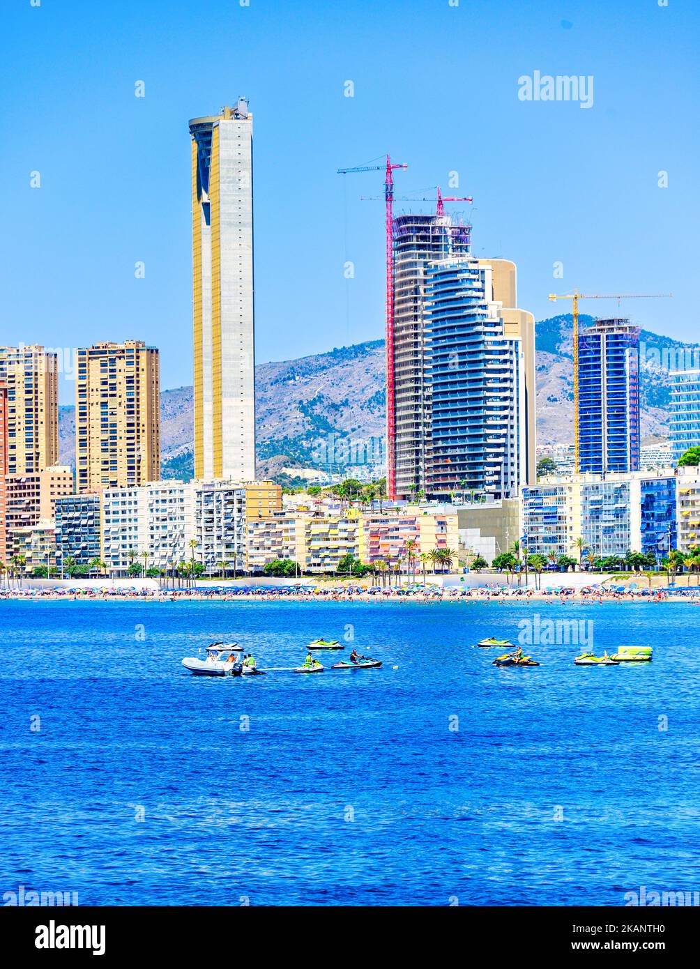 Skyline und Stadtbild am Ufer des berühmten Strandes. Die Stadt ist eine wichtige Touristenattraktion im Land und in der EU. Stockfoto