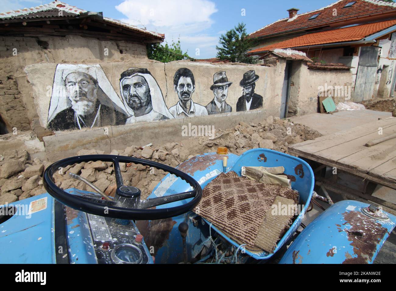 Das Dorf Staro Zhelezare ist auf dem Weg, das erste Dorf in Bulgarien zu werden, gemalt mit Graffiti von weltberühmten Menschen, Donnerstag, 22. Juni 2017. Das Projekt ist Idee des Künstlers Ventsislav Piriankov, in der Hoffnung auf eine wirtschaftliche Wiederbelebung durch seine Kunst. Die Macht der Prominenten schmerzte an den Wänden der Häuser im Dorf locken viele Touristen. Hausbesitzer werden an den Wänden ihrer eigenen Häuser mit Persönlichkeiten wie Wladimir Putin, Papst Franziskus, Fidel Castro, Stalin, Königin Elisabeth II., Barack Obama, Angela Merkel, Angelina Jolie und Margaret Thatcher. (Foto von Petar Petrov/Impact Press Stockfoto