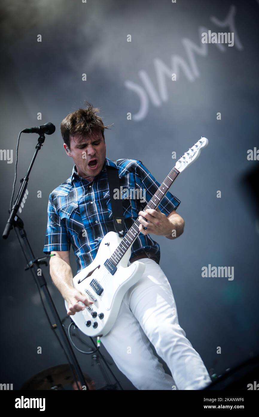 Jim Adkins von der amerikanischen Rockband Jimmy Eat World ist auf der Bühne zu sehen, als sie am 21.. Juni 2017 im Ippodromo San Siro in Mailand, Italien, auftritt. (Foto von Roberto Finizio/NurPhoto) *** Bitte nutzen Sie die Gutschrift aus dem Kreditfeld *** Stockfoto