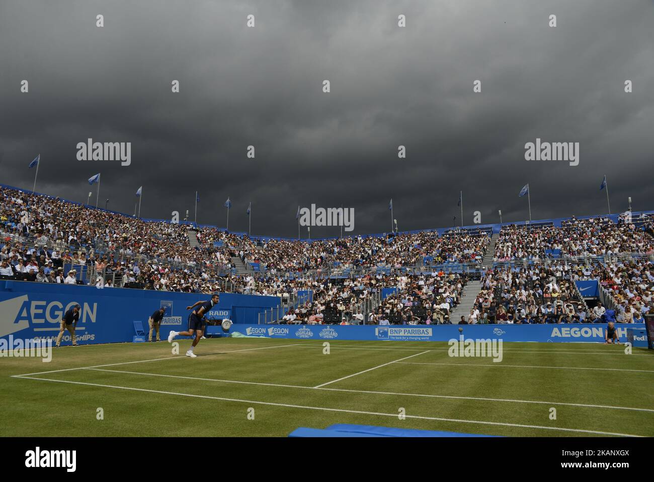Ein Blick auf die Wolken über dem Centre Court während des Halbfinales der AEGON Championships im Queen's Club, London, am 24. Juni 2017. (Foto von Alberto Pezzali/NurPhoto) *** Bitte nutzen Sie die Gutschrift aus dem Kreditfeld *** Stockfoto