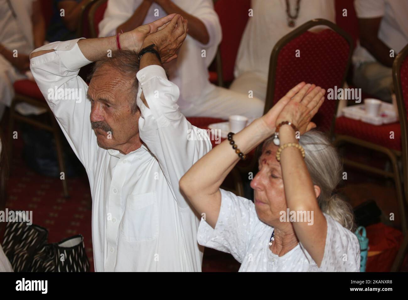 Anhänger ihrer Heiligkeit Amma Sri Karunamayi nehmen am 18. Juni 2017 an besonderen Gebeten Teil, die während des Rudra Abhishekam (einer besonderen Puja, in der Lord Shiva Reis angeboten wird) im Hindu Heritage Centre in Mississauga, Ontario, Kanada, stattfinden. Amma Sri Karunamayi besuchte während ihrer Nordamerika-Tour mehrere Tempel in Kanada, um den Weltfrieden und die Meditation zu fördern. Ihre Heiligkeit Amma Sri Karunamayi ist eine der wenigen weiblichen heiligen Führungspersönlichkeiten des Hinduismus und ihre mitfühlenden Worte und ihre Präsenz haben Menschen verschiedenster Glaubensrichtungen weltweit Frieden und spirituelle Erleuchtung verliehen. Ihre Anhänger halten sie für so Stockfoto