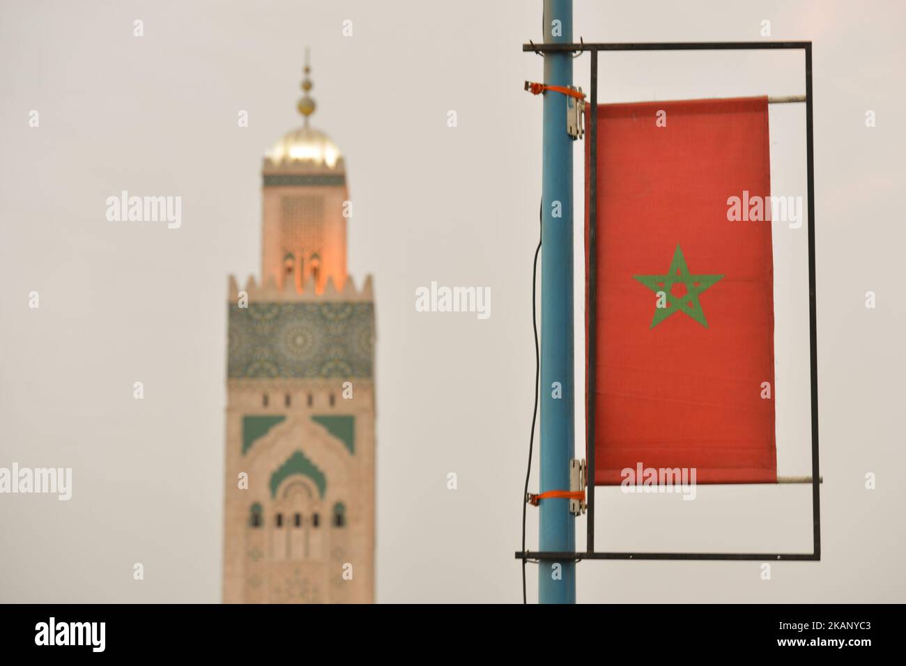 Das Minarett der Moschee von Marokko und Hassan II in Cascante ist nur ab Beginn der Eid Al Fitr-Feierlichkeiten geöffnet. Das heilige Fest des Eid Al Fitr in Marokko wird ab Montagmorgen gefeiert. Am Sonntag, den 25. Juni 2017, in Casca, Marokko. Foto von Artur Widak *** Bitte nutzen Sie die Gutschrift aus dem Kreditfeld *** Stockfoto