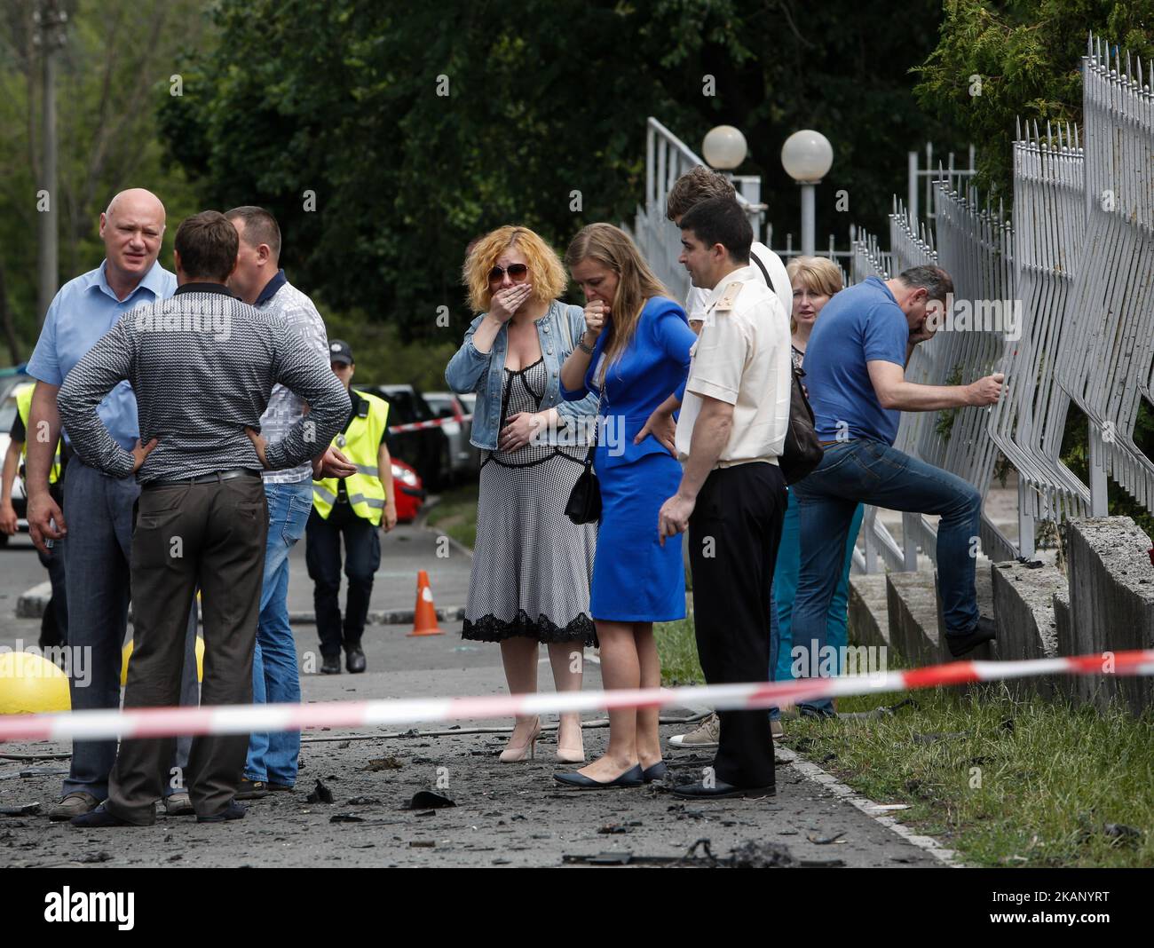 Verwandte von durch eine Autobombe getöteten Personen werden an einem Ort des Mordes in Kiew, Ukraine, am 27. Juni 2017, gesehen. Der Kommandeur der Spezialeinheit des ukrainischen Militärgeheimdienstes, Oberst Maksym Schapoval, wurde am Dienstag, dem 27. Juni, durch eine Bombe am Boden seines Fahrzeugs in der Innenstadt von Kiew getötet. Die Polizei untersucht den Vorfall als einen „Terrorakt“. (Foto von Sergii Kharchenko/NurPhoto) *** Bitte nutzen Sie die Gutschrift aus dem Kreditfeld *** Stockfoto