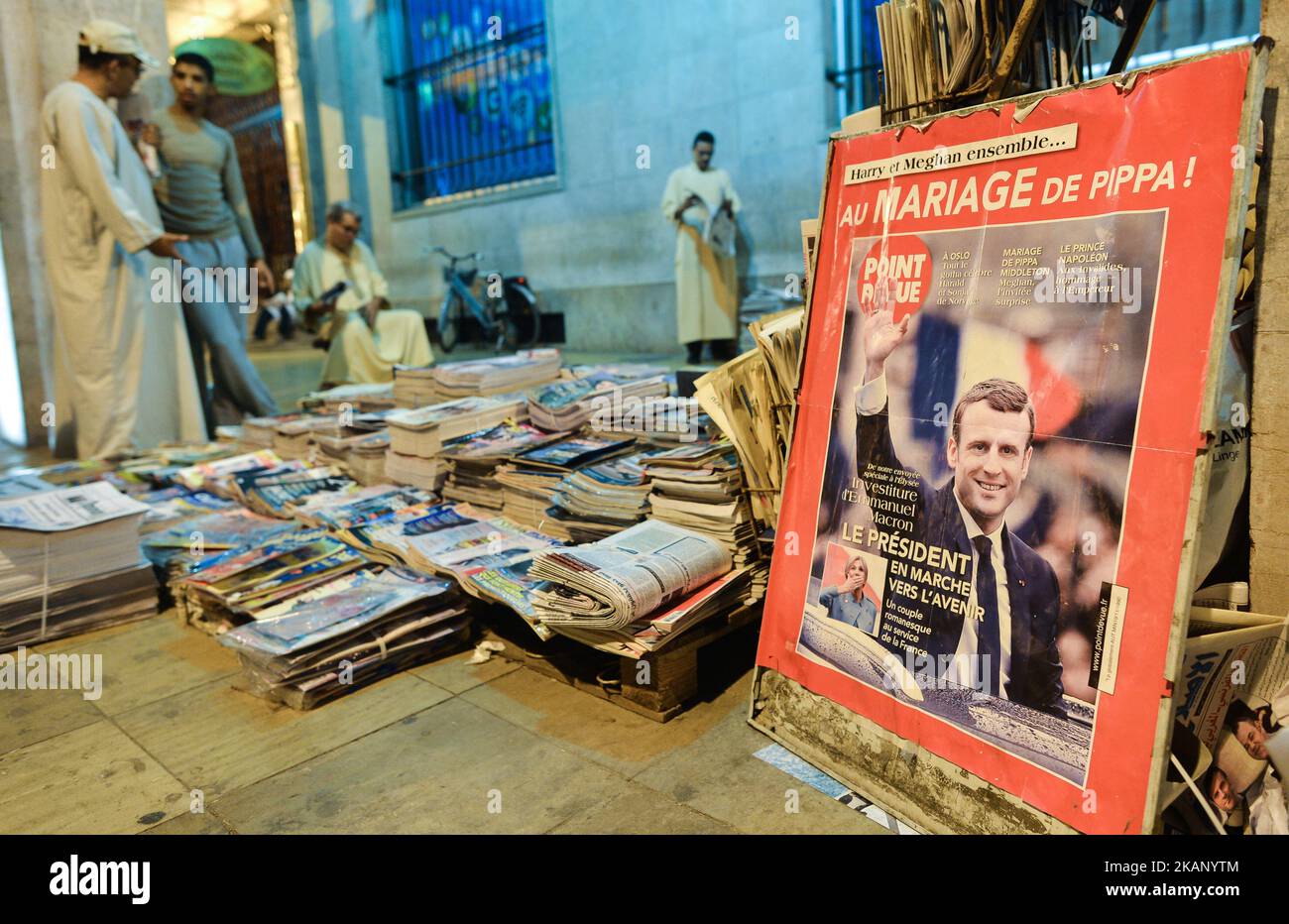 Eine Kopie der Zeitschrift „Point de vue“ mit dem französischen Präsidenten Emmanuel Macron auf der Titelseite, die am letzten Tag des Feiertags von Eid al-Fitr in der Avenue Mohammed V in Rabat zu sehen ist. Am Dienstag, den 27. Juni 2017, in Rabat, Marokko. Foto von Artur Widak *** Bitte nutzen Sie die Gutschrift aus dem Kreditfeld *** Stockfoto