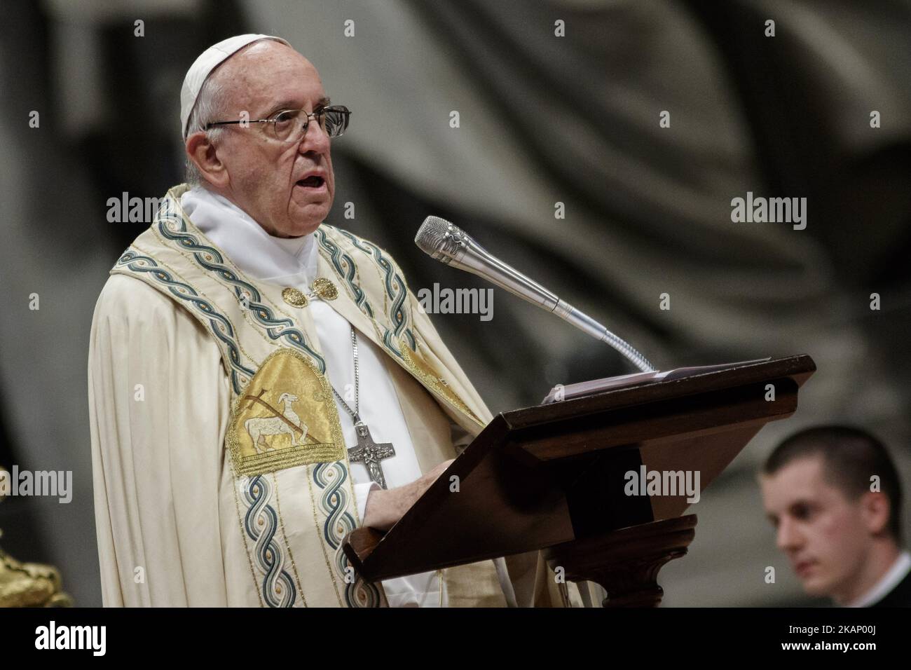 Papst Franziskus erhob am 28. Juni 2017 beim ordentlichen öffentlichen Konsistorium im Petersdom in Vatikanstadt 5 römisch-katholische Bischöfe und Erzbischöfe zum Kardinal. Die 5 neuen Kardinäle liegen unter 80 und wären daher berechtigt, in einem Konklave über einen neuen Papst zu entscheiden.(Photo by Giuseppe Ciccia/NurPhoto) *** Bitte benutzen Sie Credit from Credit Field *** Stockfoto