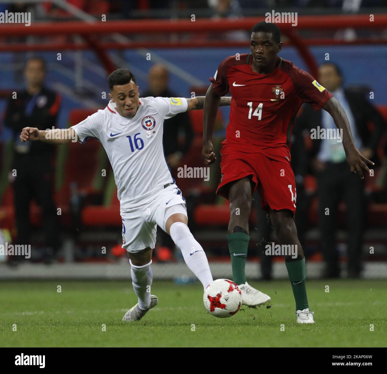 William (R) von der portugiesischen Nationalmannschaft und Martin Rodriguez von der chilenischen Nationalmannschaft wetteifern während des FIFA Confederations Cup Russia 2017 Halbfinalmatches zwischen Portugal und Chile in der Kazan Arena am 28. Juni 2017 in Kazan, Russland, um den Ball. (Foto von Mike Kireev/NurPhoto) *** Bitte nutzen Sie die Gutschrift aus dem Kreditfeld *** Stockfoto