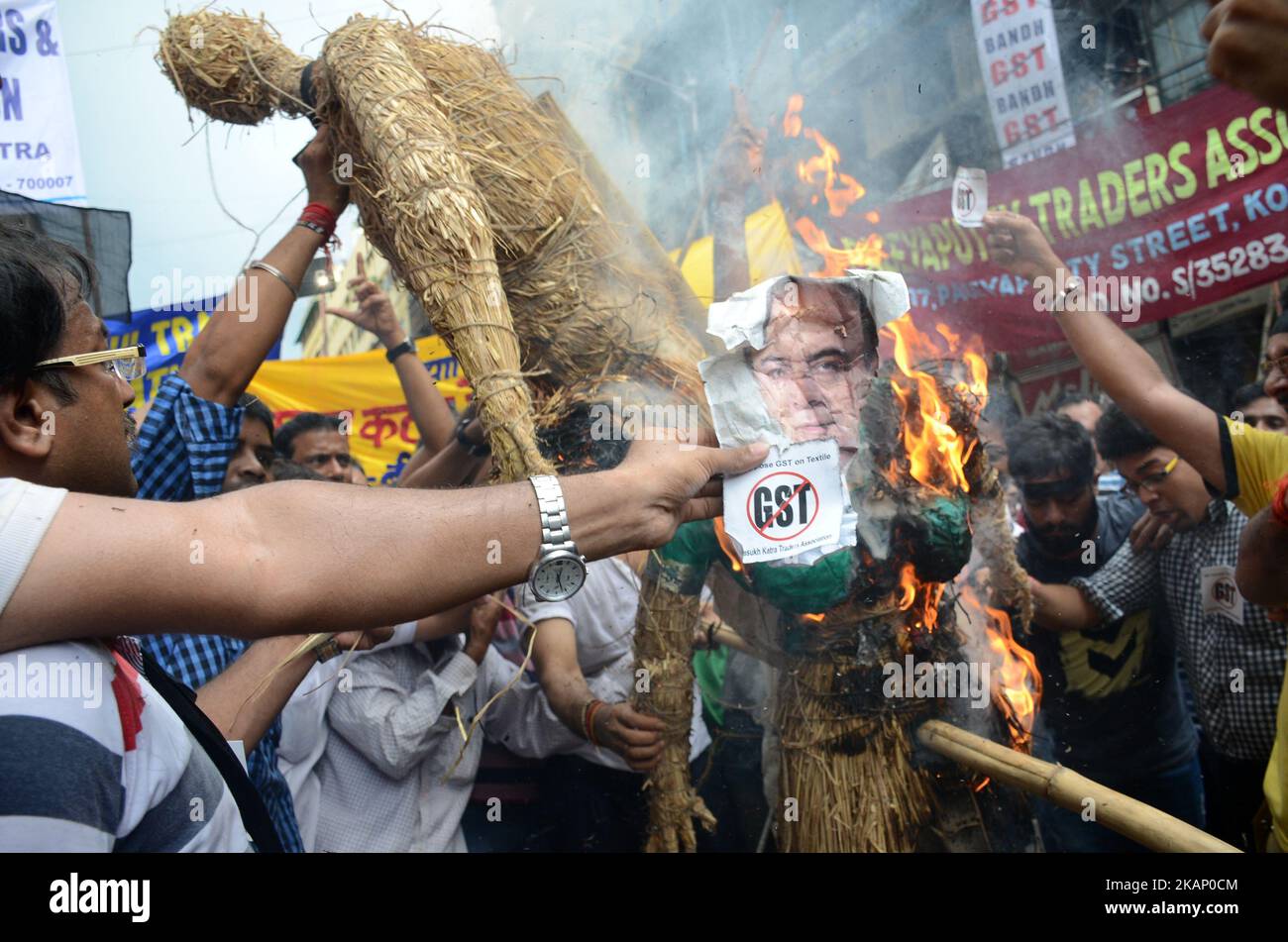 Tuchhändler und -Arbeiter verbrennen am Donnerstag, den 29.. Juni 2017, während des Streiks gegen GST in Kalkutta, Indien, ein Abbild von Finanzminister Arun Jetli in Burrabazar. Tuchhändler gehen ab 27. Juni zu einem dreitägigen landesweiten Streik, um gegen 5 Prozent GST (Waren- und Dienstleistungssteuer) zu protestieren, die auf die von ihnen erbrachten Dienstleistungen (Arbeitsleistungen) für die Textilindustrie erhoben werden.Textilhändler protestieren gegen eine komplexe, verwirrende GST (Waren- und Dienstleistungssteuer) Regeln im ganzen Land. (Foto von Sonali Pal Chaudhury/NurPhoto) *** Bitte nutzen Sie die Gutschrift aus dem Kreditfeld *** Stockfoto