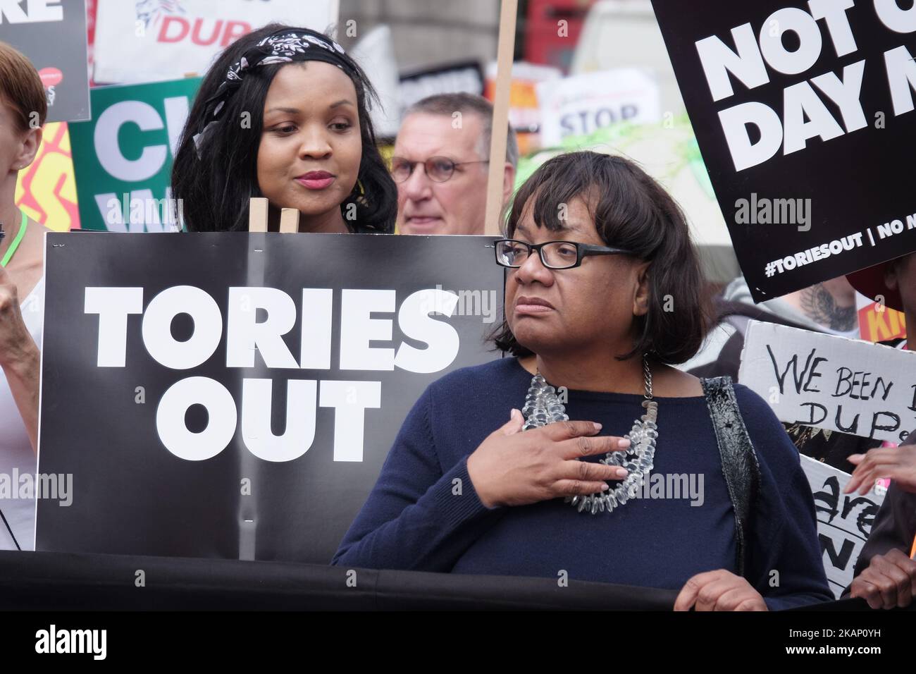 Diane Abbott MP steht am 1. Juli 2017 in London, Großbritannien, an der Vorderseite des marsches. Zehntausende Menschen marschieren durch das Zentrum Londons, um gegen die neue konservative Partei, die DUP-Koalitionsregierung, zu protestieren. Die Demonstranten machten sich auf den Weg von der Portland Street, wo sich das BBC-Hauptquartier befindet, und machten sich auf den Weg zum Parliament Square. (Foto von Jay Shaw Baker/NurPhoto) *** Bitte nutzen Sie die Gutschrift aus dem Kreditfeld *** Stockfoto