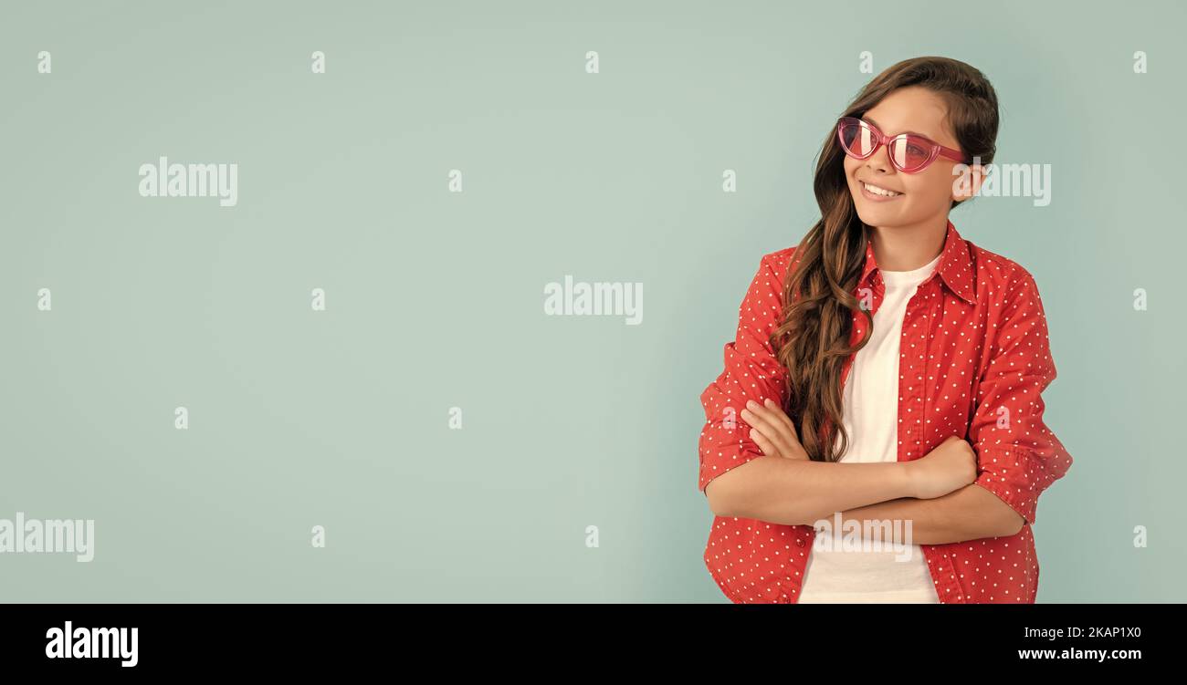 Fashion Portrait von glücklichen Kind in Sonnenbrillen und Casual Shirt, Copy Space, Mode-Modell. Stockfoto