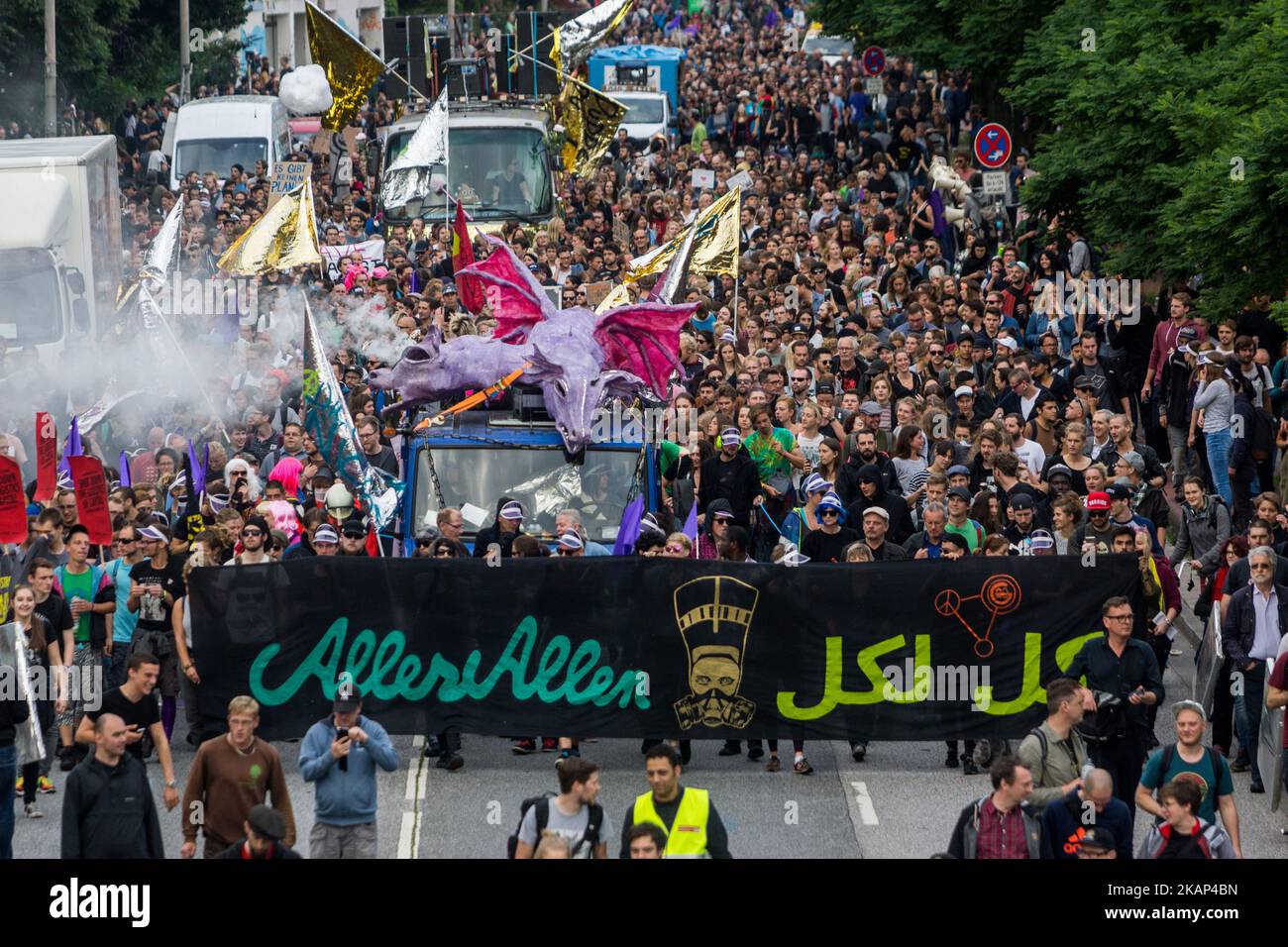 Rund 20000 Menschen demonstrierten am 5. Juli 2017 in Hamburg bei einem marsch mit mehreren Musikwagen gegen den Gipfel G20. Auf dem Gipfel G20 in Hamburg treffen sich die wichtigsten Industrie- und Schwellenländer und dienen als Forum für Probleme des internationalen Wirtschafts- und Finanzsystems. (Foto von Nicolas Liponne/NurPhoto) *** Bitte nutzen Sie die Gutschrift aus dem Kreditfeld *** Stockfoto