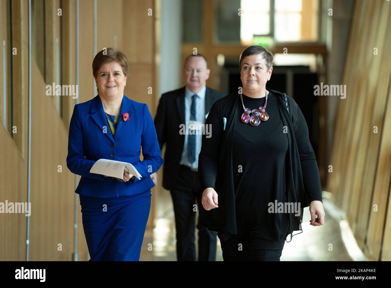 Edinburgh, Schottland, Großbritannien. 3.. November 2022. IM BILD: (L) Nicola Sturgeon MSP, First Minister of Scotland und Vorsitzende der Scottish National Party (SNP), enthüllt die neue Ministerin für Gemeinschaftssicherheit der schottischen Regierung, Elena Whitham MSP, nachdem Ash Denham MSP in der letzten Woche über die GRA-Abstimmung in Phase 1 zurückgetreten war. Quelle: Colin Fisher/Alamy Live News Stockfoto