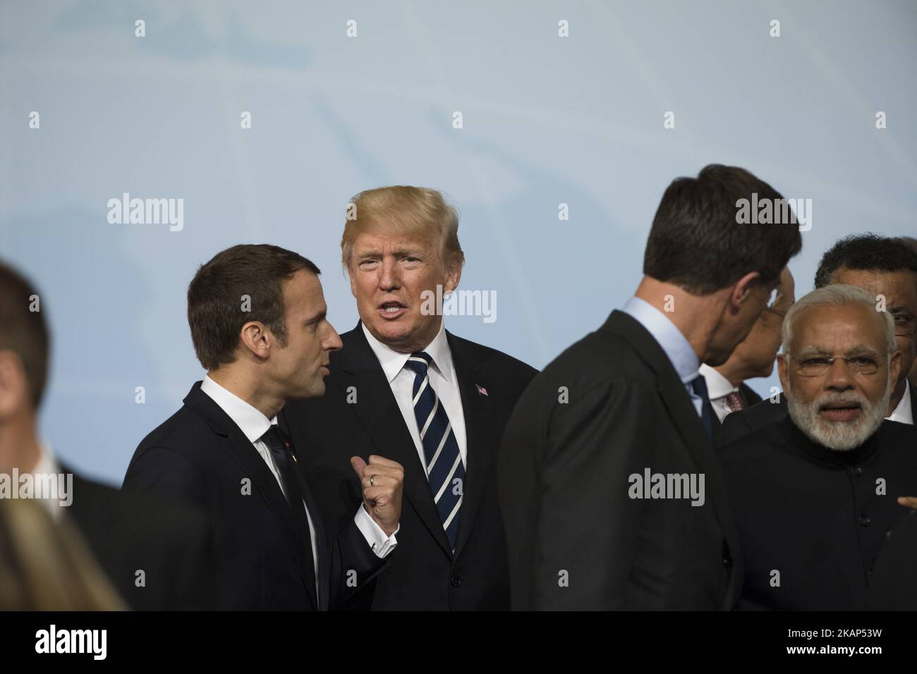US-Präsident Donald Trump (C) chattet mit dem französischen Präsidenten Emmanuel Macron (L), nachdem er vor einem Treffen auf der Messe in Hamburg am 7. Juli 2017 mit anderen G20 führenden Persönlichkeiten für ein Familienbild posiert hatte. (Foto von Emmanuele Contini/NurPhoto) *** Bitte benutzen Sie die Gutschrift aus dem Kreditfeld *** Stockfoto