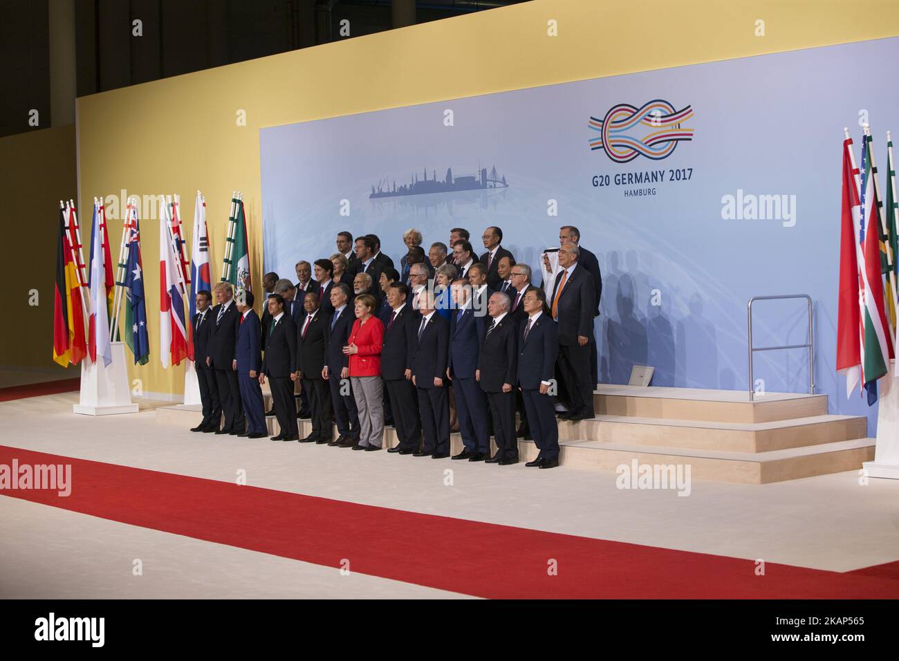 Internationale Spitzenpolitiker nehmen am ersten Tag des Wirtschaftsgipfels G20 am 7. Juli 2017 in Hamburg am Gruppenfoto Teil. Die G20 Nationen treffen sich am 7-8. Juli, und die wichtigsten Themen werden Klimawandel und Migration sein. Dazu gehören Donald Trump, Theresa May, Angela Merkel, Vladimir Putin, Mauricio Macri; Malcolm Turnbull; Michel Termer; Justin Trudeau; Xi Jingping; Emmanuel Macron; Narendra Modi; Joko Widodo; Paolo Gentiloni; Shinzo Abe; Enrique Pena Nieto; Wladimir Putin; König Salman; Jacob Zuma; Moon Jae-in; Recep Tayyip Erdogan; Donald Tusk und Jean-Claude Juncker. (Foto von EM Stockfoto