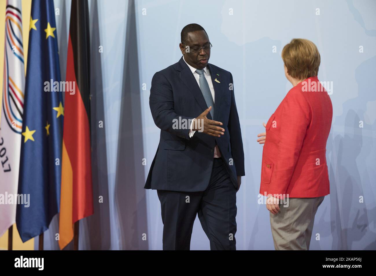 Der Präsident von Senegal und Präsident der Neuen Partnerschaft für die Entwicklung Afrikas, Macky Sall, wird von Bundeskanzlerin Angela Merkel vor einem ersten Treffen von G20 Führungskräften auf der Messe in Hamburg am 7. Juli 2017 begrüßt. (Foto von Emmanuele Contini/NurPhoto) *** Bitte benutzen Sie die Gutschrift aus dem Kreditfeld *** Stockfoto