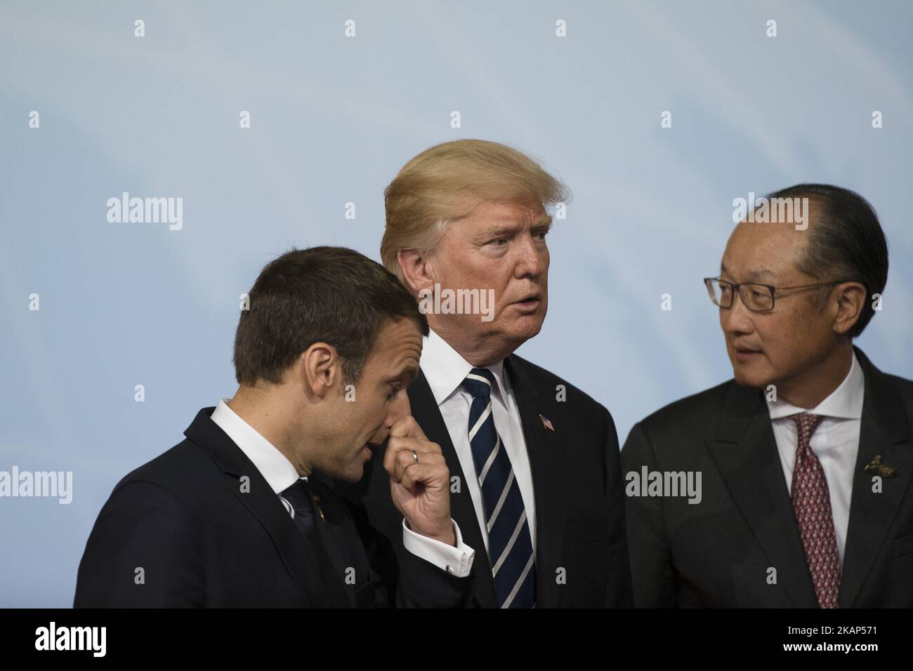 US-Präsident Donald Trump (C) chattet mit dem französischen Präsidenten Emmanuel Macron (L), nachdem er vor einem Treffen auf der Messe in Hamburg am 7. Juli 2017 mit anderen G20 führenden Persönlichkeiten für ein Familienbild posiert hatte. (Foto von Emmanuele Contini/NurPhoto) *** Bitte benutzen Sie die Gutschrift aus dem Kreditfeld *** Stockfoto