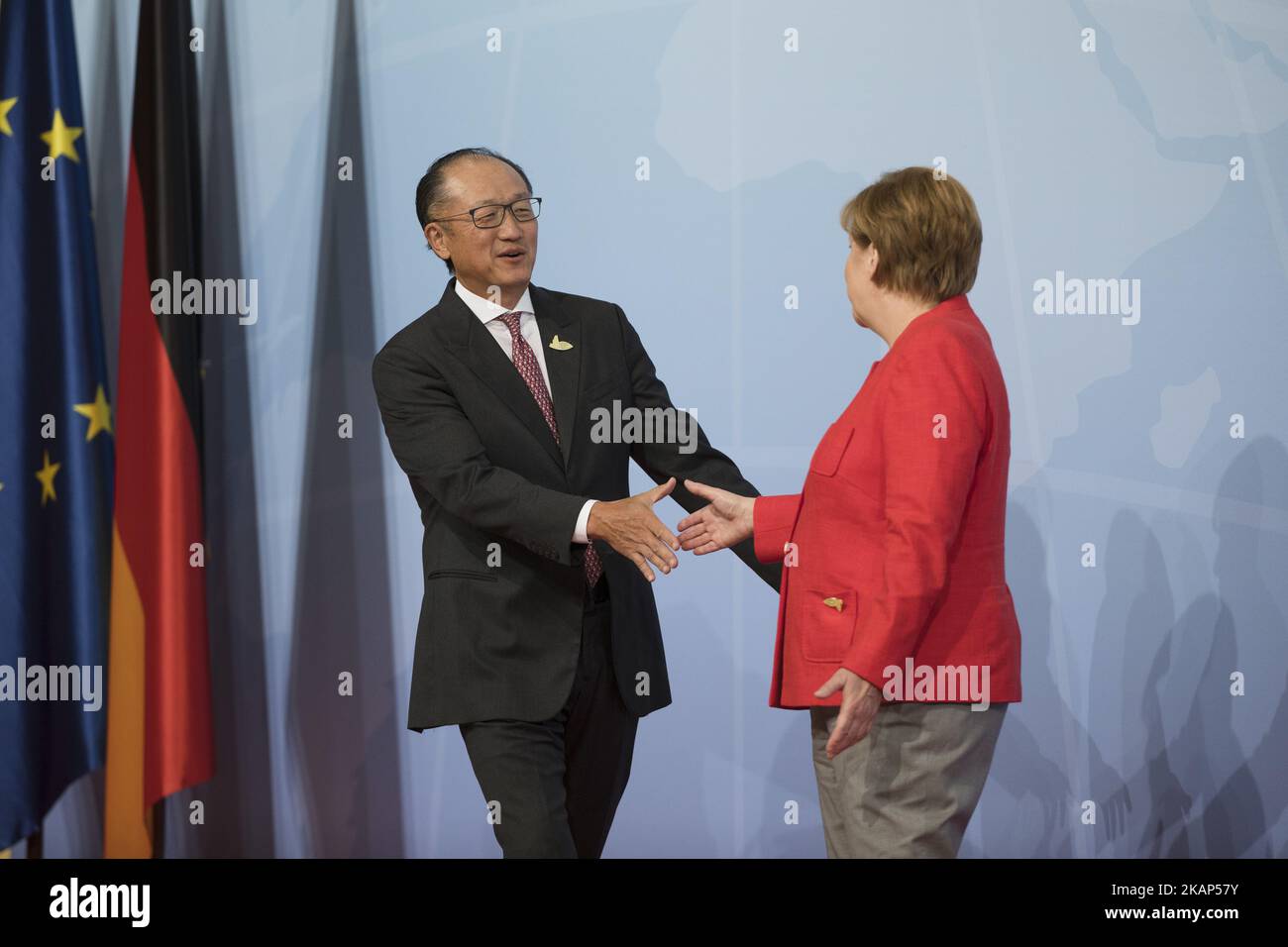 Der Präsident der Weltbank Jim Yong Kim wird vor einem ersten Treffen von G20 Führungskräften auf der Messe in Hamburg am 7. Juli 2017 von Bundeskanzlerin Angela Merkel begrüßt. (Foto von Emmanuele Contini/NurPhoto) *** Bitte benutzen Sie die Gutschrift aus dem Kreditfeld *** Stockfoto