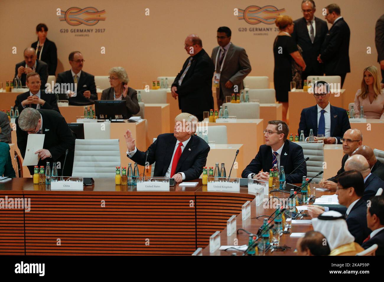 US-Präsident Donald Trump winkt vor dem indischen Premierminister Narendra Modi vor der dritten Plenarsitzung des Gipfels G20 am 8. Juli 2017 in Hamburg. (Foto von Jaap Arriens/NurPhoto) *** Bitte benutzen Sie die Gutschrift aus dem Kreditfeld *** Stockfoto