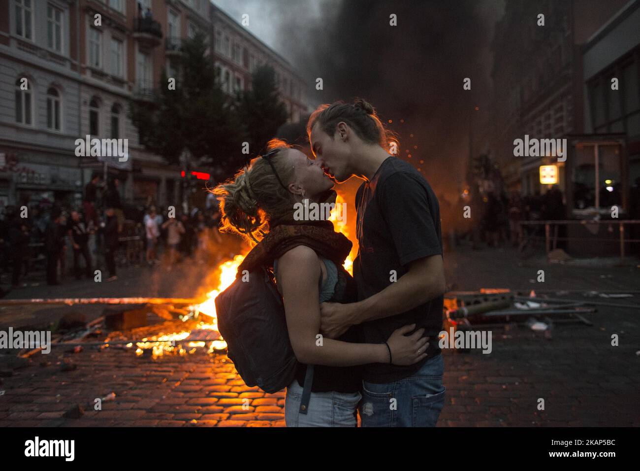 Küssendes Paar bei Unruhen im Stadtteil St. Pauli während des G 20-Gipfels in Hamburg am 8. Juli 2017 . Die Behörden sind auf große und disruptive Proteste vorbereitet, als die Führer der G20 Nationen zum Gipfel vom 7-8 G20. Juli in Hamburg eintreffen. Die Behörden sind auf große und disruptive Proteste vorbereitet, als die Führer der G20 Nationen zum Gipfel vom 7-8 G20. Juli in Hamburg eintreffen. (Foto von Maciej Luczniewski/NurPhoto) *** Bitte nutzen Sie die Gutschrift aus dem Kreditfeld *** Stockfoto