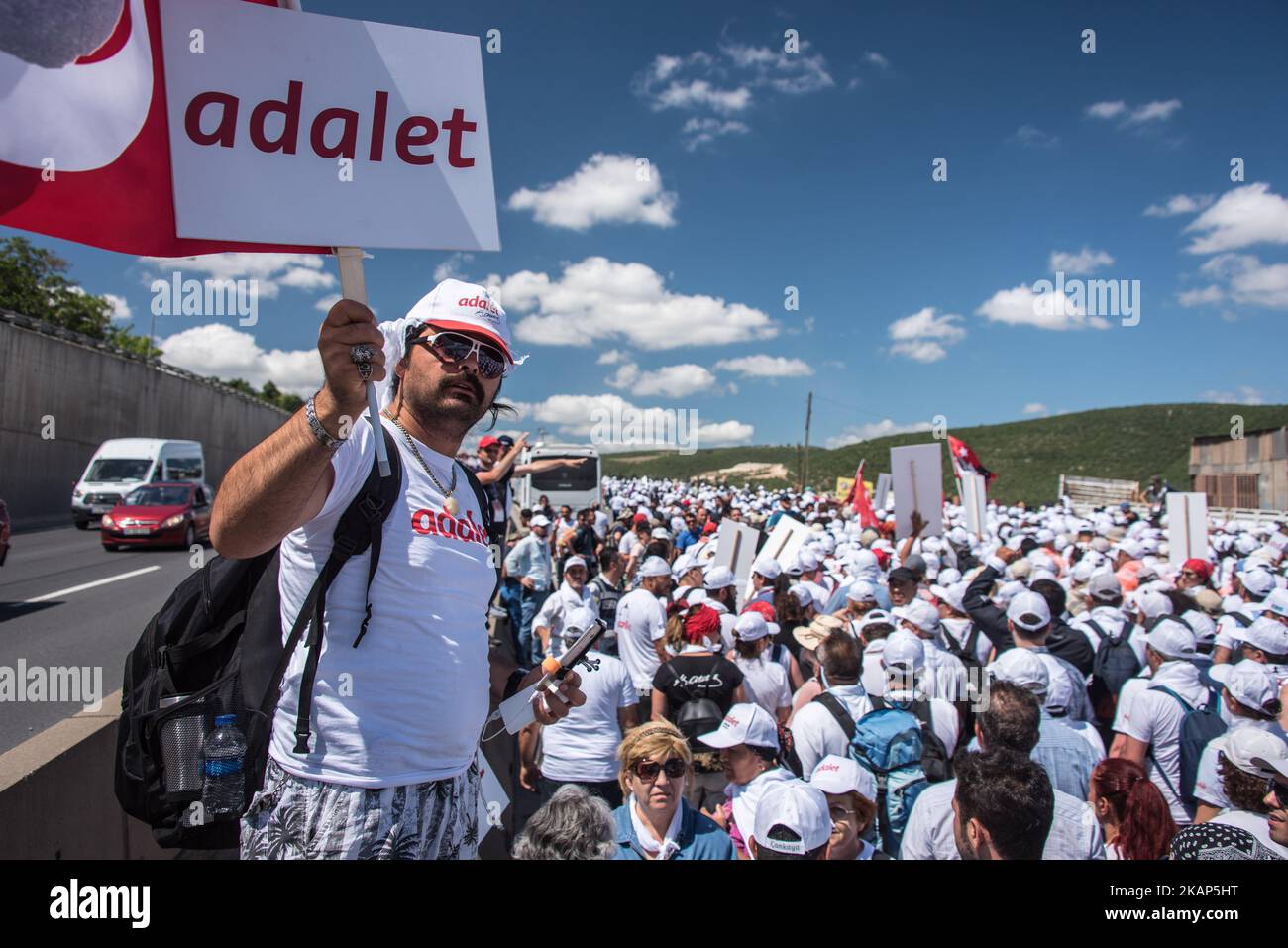 Demonstranten mit dem "Adalet" oder "Justice" marsch zogen am 7. Juli 2017 durch die Städte Tavsancil und Gebze, als sie sich ihrem Endpunkt in Istanbul, Türkei, näherten. Gegner von Präsident Recep Tayyip Erdogan sind aus Protest gegen die anhaltenden Säuberungen und die Inhaftierung gewählter Beamter von der türkischen Hauptstadt Ankara nach Istanbul gelaufen.(Foto von Diego Cupolo/NurPhoto) *** Bitte nutzen Sie die Gutschrift aus dem Kreditfeld *** Stockfoto