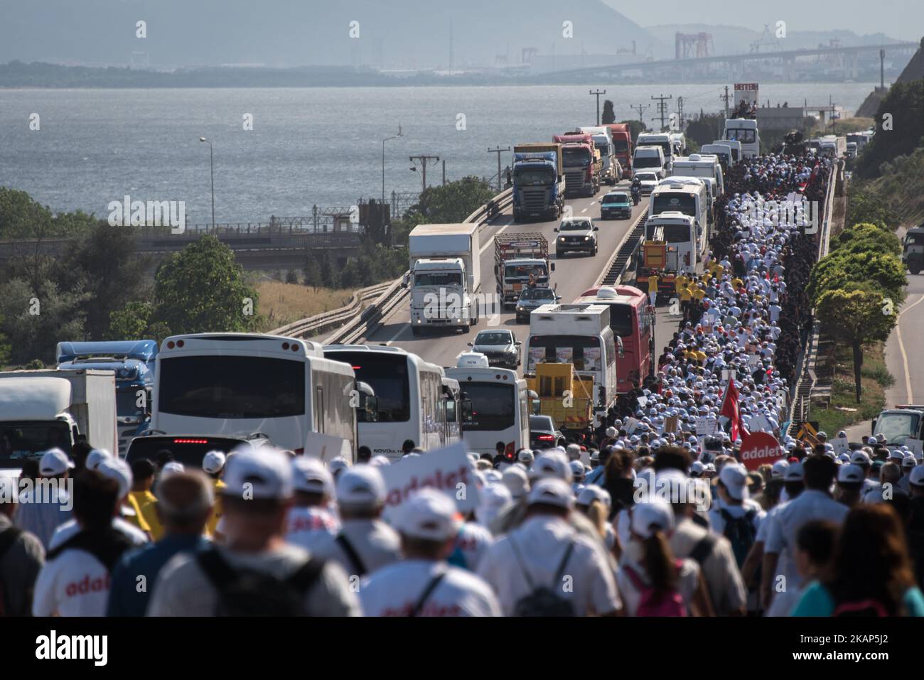 Demonstranten mit dem "Adalet" oder "Justice" marsch zogen am 7. Juli 2017 durch die Städte Tavsancil und Gebze, als sie sich ihrem Endpunkt in Istanbul, Türkei, näherten. Gegner von Präsident Recep Tayyip Erdogan sind aus Protest gegen die anhaltenden Säuberungen und die Inhaftierung gewählter Beamter von der türkischen Hauptstadt Ankara nach Istanbul gelaufen.(Foto von Diego Cupolo/NurPhoto) *** Bitte nutzen Sie die Gutschrift aus dem Kreditfeld *** Stockfoto