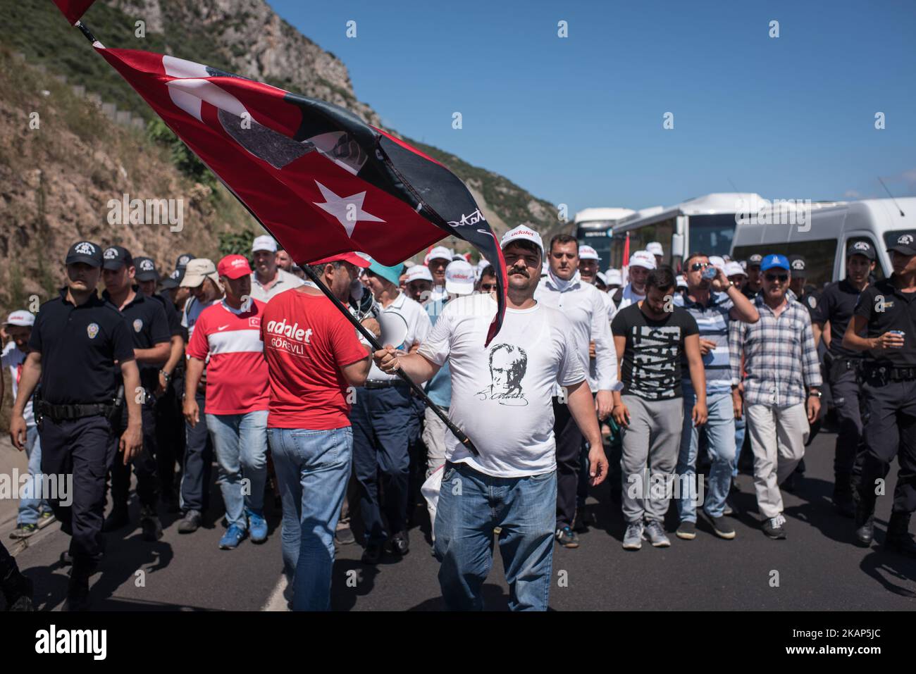 Demonstranten mit dem "Adalet" oder "Justice" marsch zogen am 7. Juli 2017 durch die Städte Tavsancil und Gebze, als sie sich ihrem Endpunkt in Istanbul, Türkei, näherten. Gegner von Präsident Recep Tayyip Erdogan sind aus Protest gegen die anhaltenden Säuberungen und die Inhaftierung gewählter Beamter von der türkischen Hauptstadt Ankara nach Istanbul gelaufen.(Foto von Diego Cupolo/NurPhoto) *** Bitte nutzen Sie die Gutschrift aus dem Kreditfeld *** Stockfoto