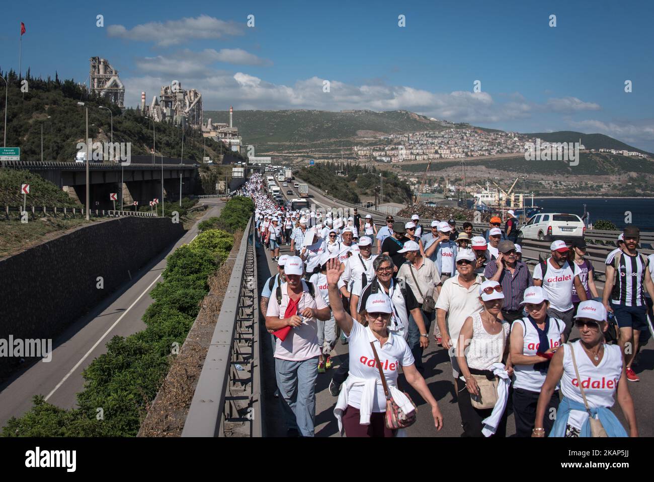 Demonstranten mit dem "Adalet" oder "Justice" marsch zogen am 7. Juli 2017 durch die Städte Tavsancil und Gebze, als sie sich ihrem Endpunkt in Istanbul, Türkei, näherten. Gegner von Präsident Recep Tayyip Erdogan sind aus Protest gegen die anhaltenden Säuberungen und die Inhaftierung gewählter Beamter von der türkischen Hauptstadt Ankara nach Istanbul gelaufen.(Foto von Diego Cupolo/NurPhoto) *** Bitte nutzen Sie die Gutschrift aus dem Kreditfeld *** Stockfoto