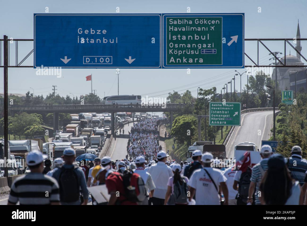 Demonstranten mit dem "Adalet" oder "Justice" marsch zogen am 7. Juli 2017 durch die Städte Tavsancil und Gebze, als sie sich ihrem Endpunkt in Istanbul, Türkei, näherten. Gegner von Präsident Recep Tayyip Erdogan sind aus Protest gegen die anhaltenden Säuberungen und die Inhaftierung gewählter Beamter von der türkischen Hauptstadt Ankara nach Istanbul gelaufen.(Foto von Diego Cupolo/NurPhoto) *** Bitte nutzen Sie die Gutschrift aus dem Kreditfeld *** Stockfoto