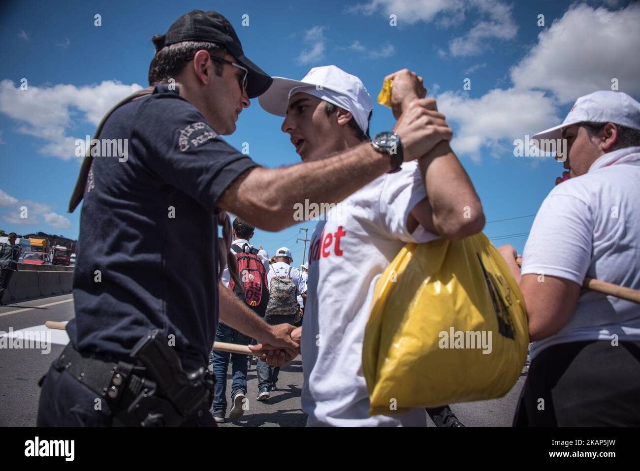 Demonstranten mit dem "Adalet" oder "Justice" marsch zogen am 7. Juli 2017 durch die Städte Tavsancil und Gebze, als sie sich ihrem Endpunkt in Istanbul, Türkei, näherten. Gegner von Präsident Recep Tayyip Erdogan sind aus Protest gegen die anhaltenden Säuberungen und die Inhaftierung gewählter Beamter von der türkischen Hauptstadt Ankara nach Istanbul gelaufen.(Foto von Diego Cupolo/NurPhoto) *** Bitte nutzen Sie die Gutschrift aus dem Kreditfeld *** Stockfoto