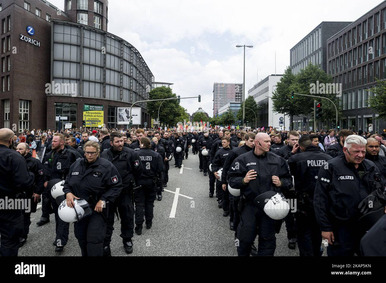 Polizisten gehen am 8. Juli 2017 in Hamburg vor den marsch. Unter dem Motto "Solidarität ohne Grenzen statt G20" demonstrierten rund 76.000 Menschen friedlich gegen den Gipfel von G20. Auf dem Gipfel G20 in Hamburg treffen sich die wichtigsten Industrie- und Schwellenländer und dienen als Forum für Probleme des internationalen Wirtschafts- und Finanzsystems. (Foto von Markus Heine/NurPhoto) *** Bitte nutzen Sie die Gutschrift aus dem Kreditfeld *** Stockfoto