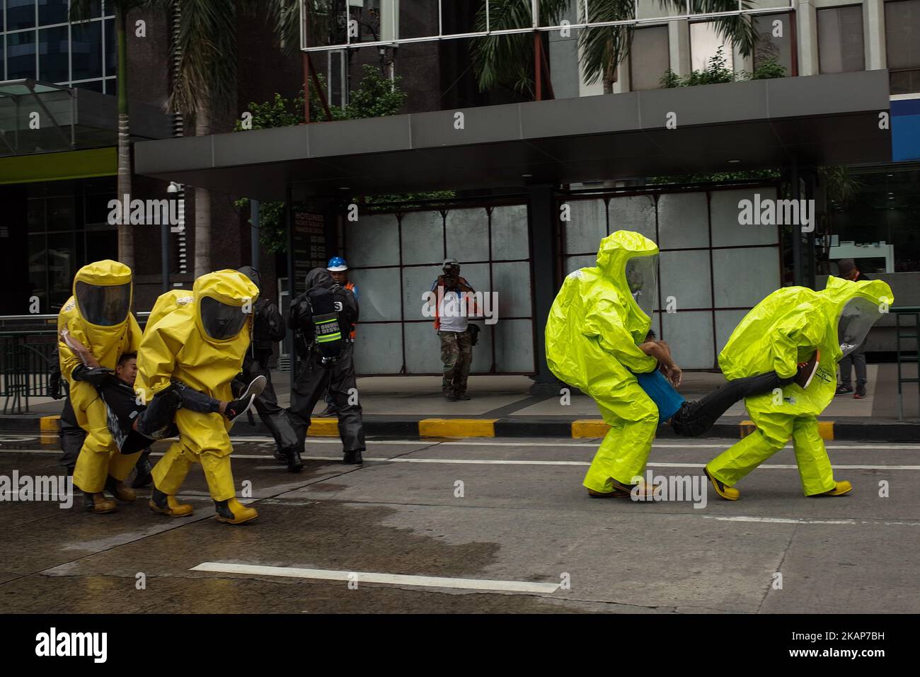 Rettungskräfte tragen am 14. Juli 2017 bei einer Anti-Terror-Übung in Pasig City, östlich von Manila, Philippinen, Scheinopfer eines Chlorgasangriffs. Die lokale Regierung von Pasig City führte ihre erste Anti-Terror-Übung durch, um ihre Fähigkeiten im Falle eines Terroranschlags in der Stadt zu demonstrieren. (Foto von Richard James Mendoza/NurPhoto) *** Bitte nutzen Sie die Gutschrift aus dem Kreditfeld *** Stockfoto