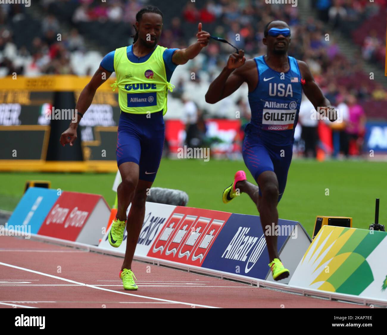 Lex Gillette aus den USA und Guide Mason Rhodes Herren 100m T11 Runde 1 Hitze 1 während der IPC World para Athletics Championships im London Stadium in London, Großbritannien am 15. Juli 2017. (Foto von Kieran Galvin/NurPhoto) *** Bitte benutzen Sie die Gutschrift aus dem Kreditfeld *** Stockfoto