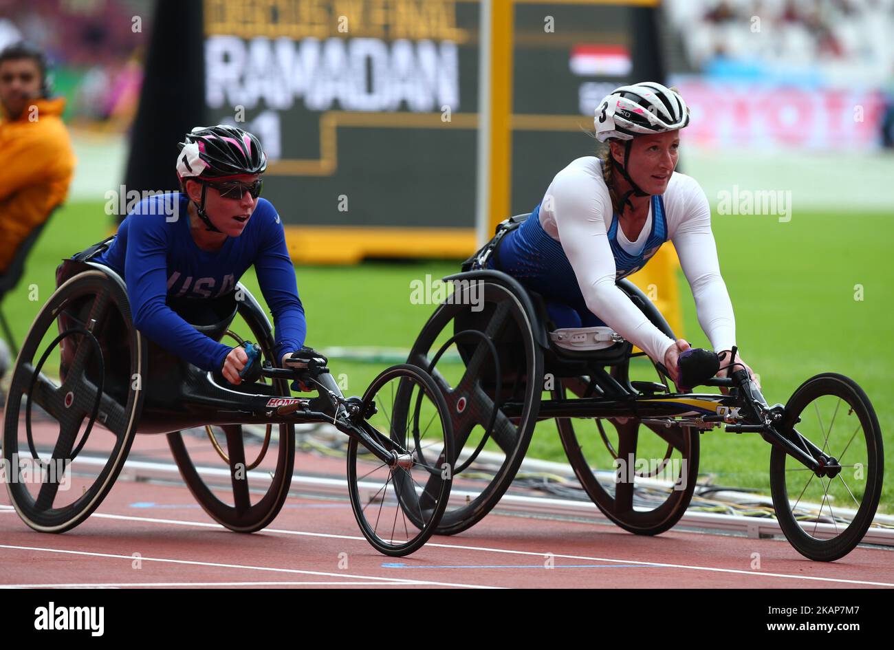 L-R Amanda McGrrory aus den USA und Tatyana McFadden aus den USA die 1500m T54. Runde der Frauen 1 Heat 1 während der IPC World para Athletics Championships im London Stadium in London, Großbritannien am 15. Juli 2017.(Foto von Kieran Galvin/NurPhoto) *** Bitte benutzen Sie die Gutschrift aus dem Kreditfeld *** Stockfoto