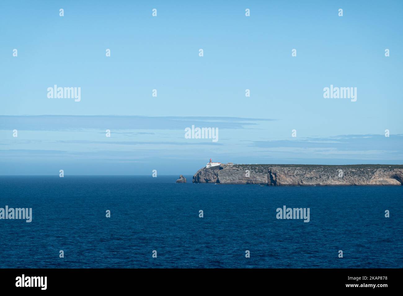 Der Leuchtturm am Cabo de Sao Vicente, Kap Saint Vincent, auf einer felsigen Halbinsel an der südwestlichsten Ecke des Kontinentaleuropas in Sagr gelegen Stockfoto