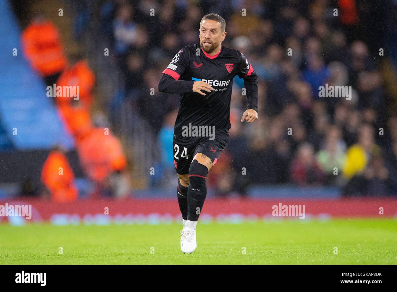 Manchester, Großbritannien. 2.. November 2022. Alejandro Gomez (24) aus Sevilla während des UEFA Champions League Group G-Spiels zwischen Manchester City und dem FC Sevilla im Etihad Stadium, Manchester, am Mittwoch, den 2.. November 2022. (Kredit: Mike Morese | MI News) Kredit: MI News & Sport /Alamy Live News Stockfoto