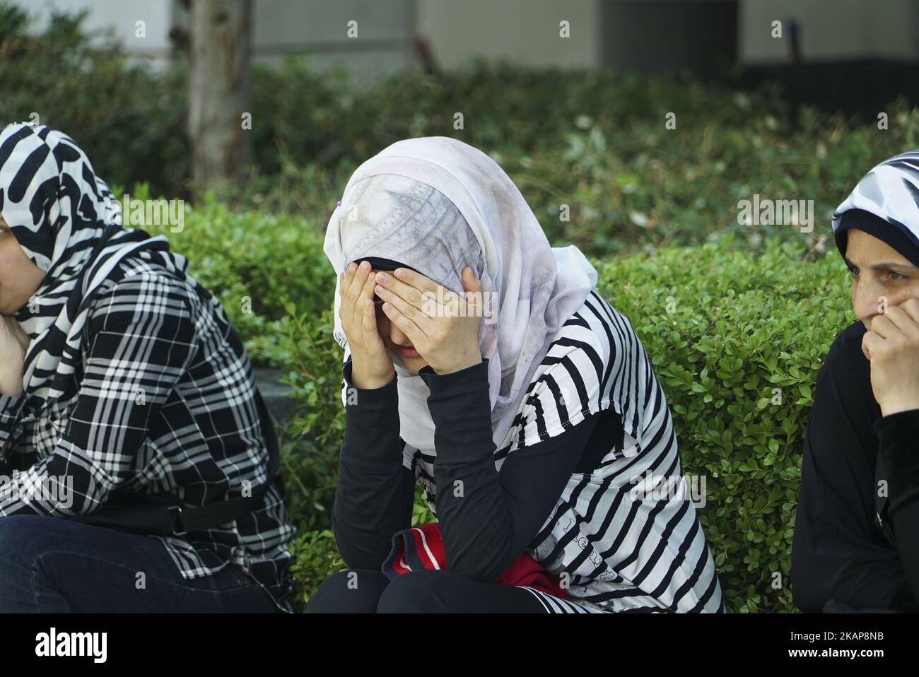 Flüchtlinge protestieren am 18. Juli 2017 vor dem deutschen Konsulat in Thessaloniki, Griechenland. Die Anträge für das Familiennachzug-Visum werden verzögert und Flüchtlinge fordern einen Neustart der Anträge, damit sie mit ihren Angehörigen, die in Deutschland bereits Asyl erhalten haben, wieder vereint werden können. Die meisten Flüchtlinge waren syrische Frauen und Kinder.(Foto: Nicolas Economou/NurPhoto) *** Bitte benutzen Sie das Credit from Credit Field *** Stockfoto