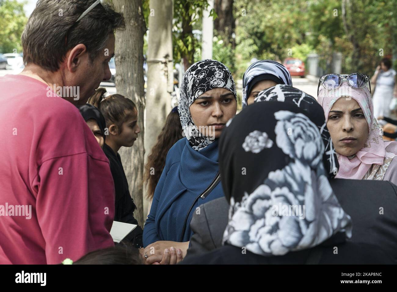 Flüchtlinge protestieren am 18. Juli 2017 vor dem deutschen Konsulat in Thessaloniki, Griechenland. Die Anträge für das Familiennachzug-Visum werden verzögert und Flüchtlinge fordern einen Neustart der Anträge, damit sie mit ihren Angehörigen, die in Deutschland bereits Asyl erhalten haben, wieder vereint werden können. Die meisten Flüchtlinge waren syrische Frauen und Kinder.(Foto: Nicolas Economou/NurPhoto) *** Bitte benutzen Sie das Credit from Credit Field *** Stockfoto