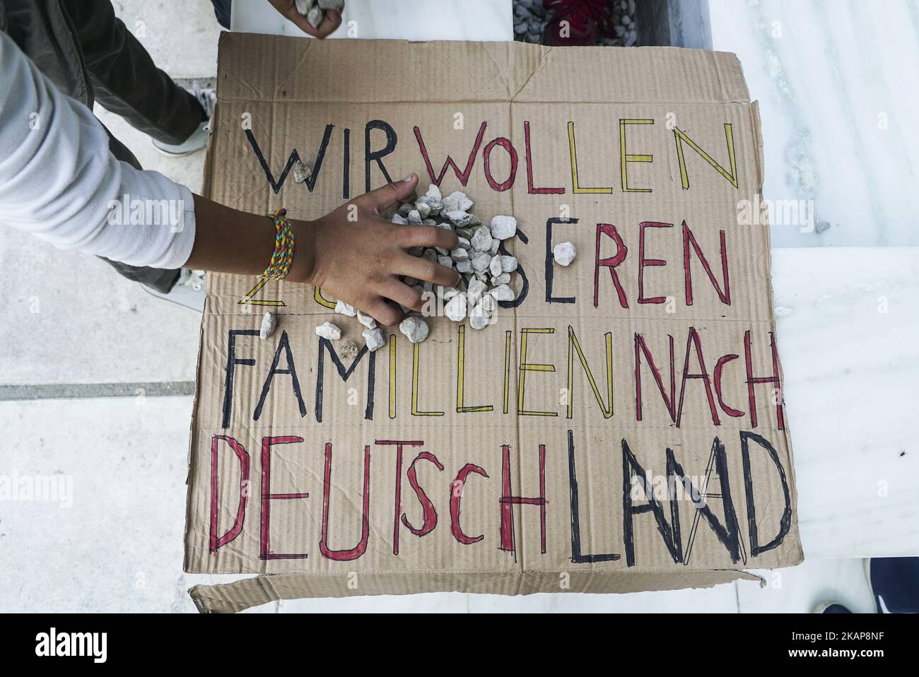 Flüchtlinge protestieren am 18. Juli 2017 vor dem deutschen Konsulat in Thessaloniki, Griechenland. Die Anträge für das Familiennachzug-Visum werden verzögert und Flüchtlinge fordern einen Neustart der Anträge, damit sie mit ihren Angehörigen, die in Deutschland bereits Asyl erhalten haben, wieder vereint werden können. Die meisten Flüchtlinge waren syrische Frauen und Kinder.(Foto: Nicolas Economou/NurPhoto) *** Bitte benutzen Sie das Credit from Credit Field *** Stockfoto