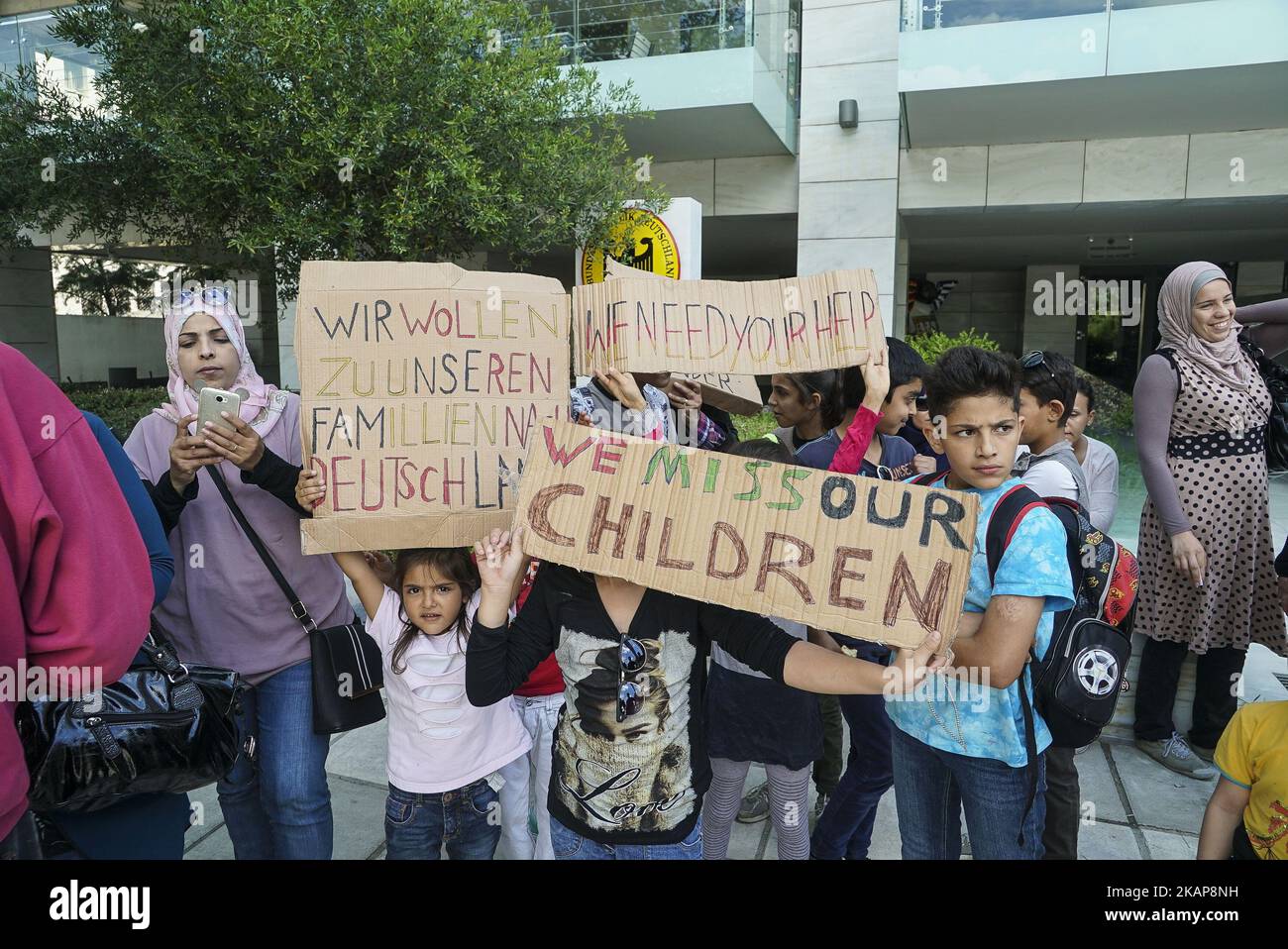 Flüchtlinge protestieren am 18. Juli 2017 vor dem deutschen Konsulat in Thessaloniki, Griechenland. Die Anträge für das Familiennachzug-Visum werden verzögert und Flüchtlinge fordern einen Neustart der Anträge, damit sie mit ihren Angehörigen, die in Deutschland bereits Asyl erhalten haben, wieder vereint werden können. Die meisten Flüchtlinge waren syrische Frauen und Kinder.(Foto: Nicolas Economou/NurPhoto) *** Bitte benutzen Sie das Credit from Credit Field *** Stockfoto