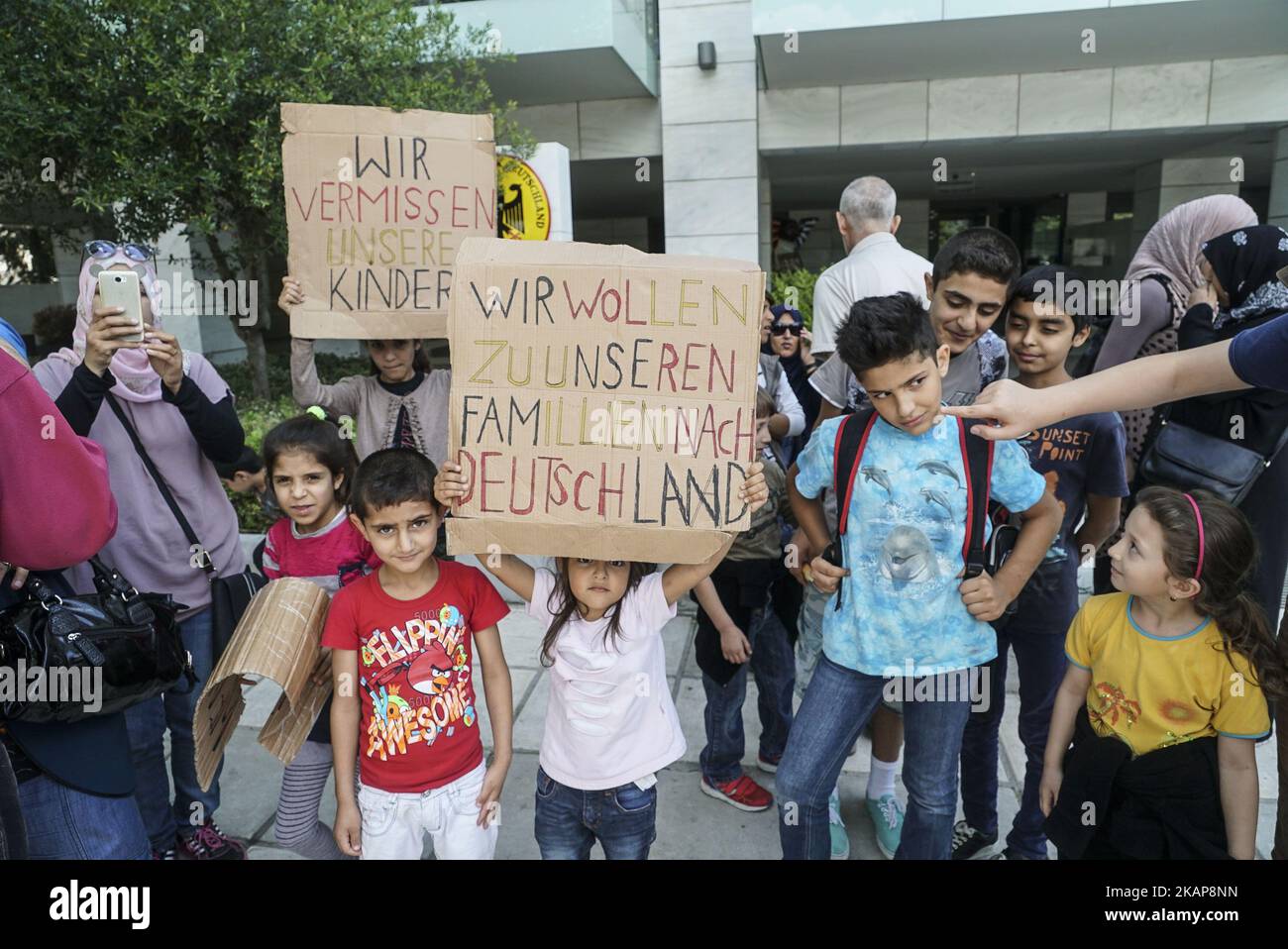 Flüchtlinge protestieren am 18. Juli 2017 vor dem deutschen Konsulat in Thessaloniki, Griechenland. Die Anträge für das Familiennachzug-Visum werden verzögert und Flüchtlinge fordern einen Neustart der Anträge, damit sie mit ihren Angehörigen, die in Deutschland bereits Asyl erhalten haben, wieder vereint werden können. Die meisten Flüchtlinge waren syrische Frauen und Kinder.(Foto: Nicolas Economou/NurPhoto) *** Bitte benutzen Sie das Credit from Credit Field *** Stockfoto