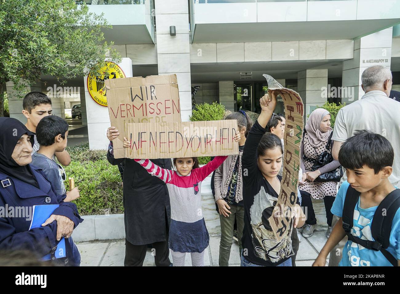 Flüchtlinge protestieren am 18. Juli 2017 vor dem deutschen Konsulat in Thessaloniki, Griechenland. Die Anträge für das Familiennachzug-Visum werden verzögert und Flüchtlinge fordern einen Neustart der Anträge, damit sie mit ihren Angehörigen, die in Deutschland bereits Asyl erhalten haben, wieder vereint werden können. Die meisten Flüchtlinge waren syrische Frauen und Kinder.(Foto: Nicolas Economou/NurPhoto) *** Bitte benutzen Sie das Credit from Credit Field *** Stockfoto
