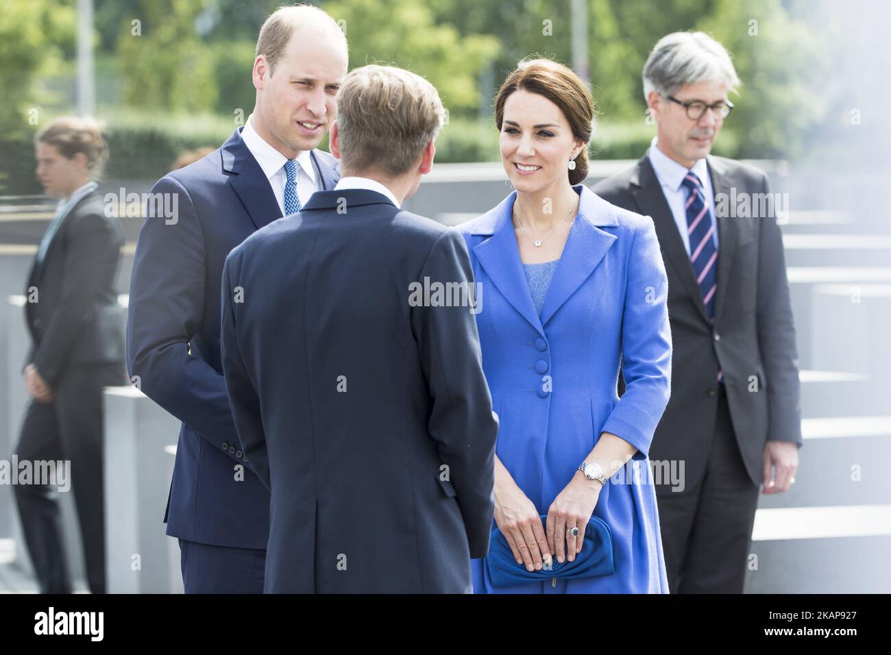 Der britische Prinz William, Herzog von Cambridge (L) und seine Frau Kate, die Herzogin von Cambridge (C), kommen am 19. Juli 2017 am Holocaust-Mahnmal in Berlin an. (Foto von Emmanuele Contini/NurPhoto) *** Bitte benutzen Sie die Gutschrift aus dem Kreditfeld *** Stockfoto