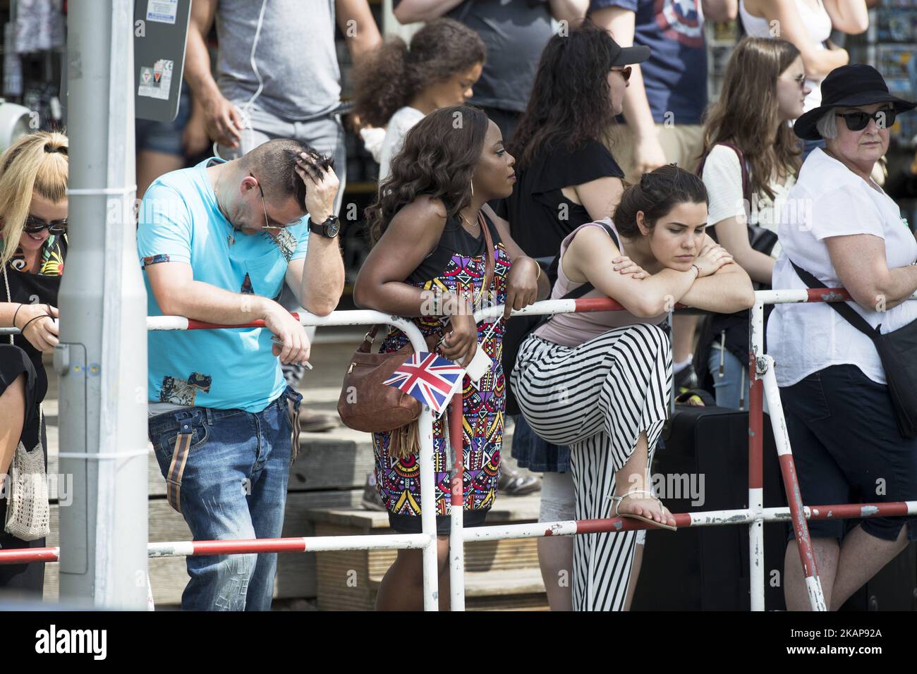 Am 19. Juli 2017 erwartet die Menschen die Ankunft des britischen Prinzen William, des Herzogs von Cambridge und seiner Frau Kate, der Herzogin von Cambridge, am Holocaust-Mahnmal in Berlin. (Foto von Emmanuele Contini/NurPhoto) *** Bitte benutzen Sie die Gutschrift aus dem Kreditfeld *** Stockfoto